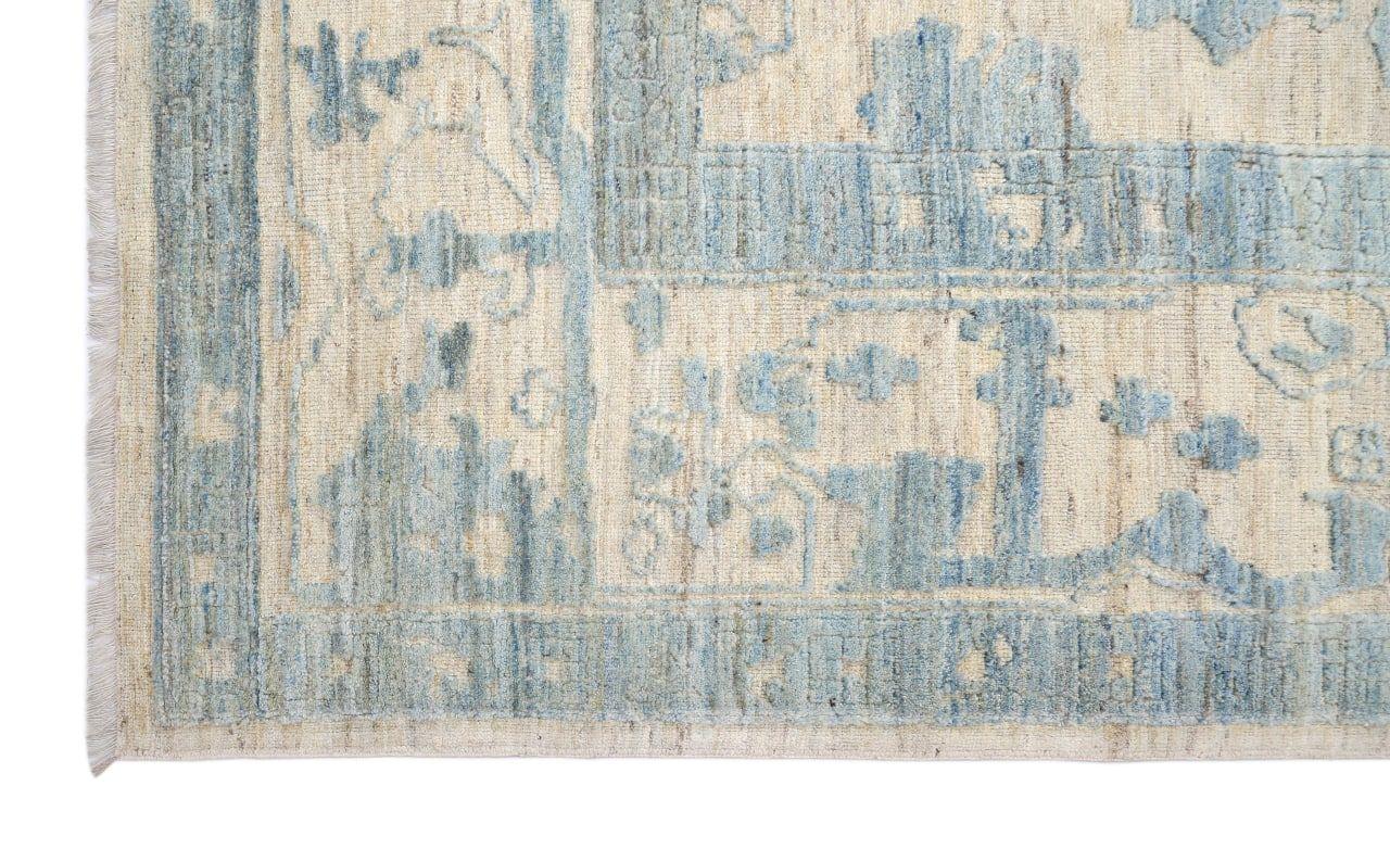 Entdecken Sie die Eleganz von Afghanistan Oushak mit einem übergroßen Teppich von CIRCA 1990. Dieses exklusive Design aus Wolle und Blau-Elfenbein eignet sich perfekt, um Ihren Raum zu verschönern.