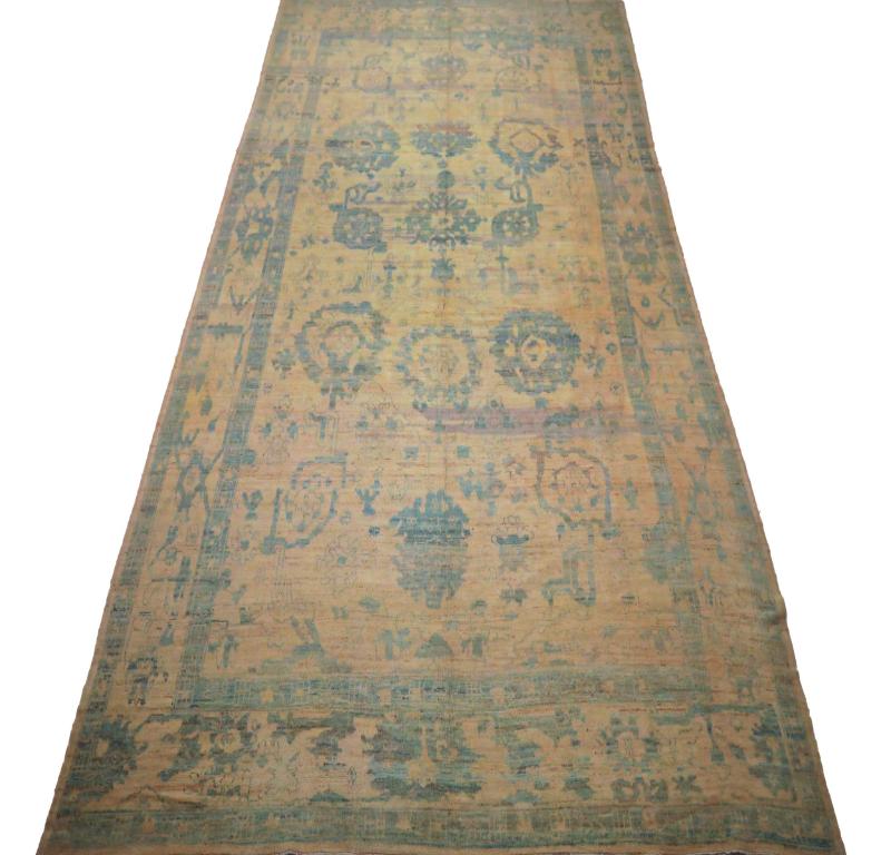 Entdecken Sie die Eleganz von Afghanistan Oushak mit einem übergroßen Teppich von CIRCA 1990. Dieses exklusive Design aus Wolle und BlueIvoryTaupe ist perfekt, um Ihren Raum zu verschönern.