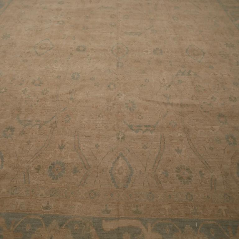 Entdecken Sie die Eleganz von Afghanistan Oushak mit einem übergroßen Teppich von CIRCA 1990. Dieses exklusive Design aus Wolle und BlueIvoryTaupe ist perfekt, um Ihren Raum zu verschönern.