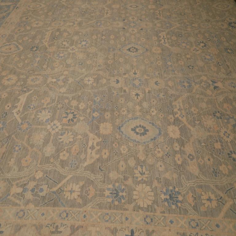Entdecken Sie die Eleganz von Afghanistan Oushak mit einem übergroßen Teppich von CIRCA 1990. Dieses exklusive Design aus Wolle und Blau-Elfenbein-Taupe-Gelb ist perfekt, um Ihren Raum zu verschönern.