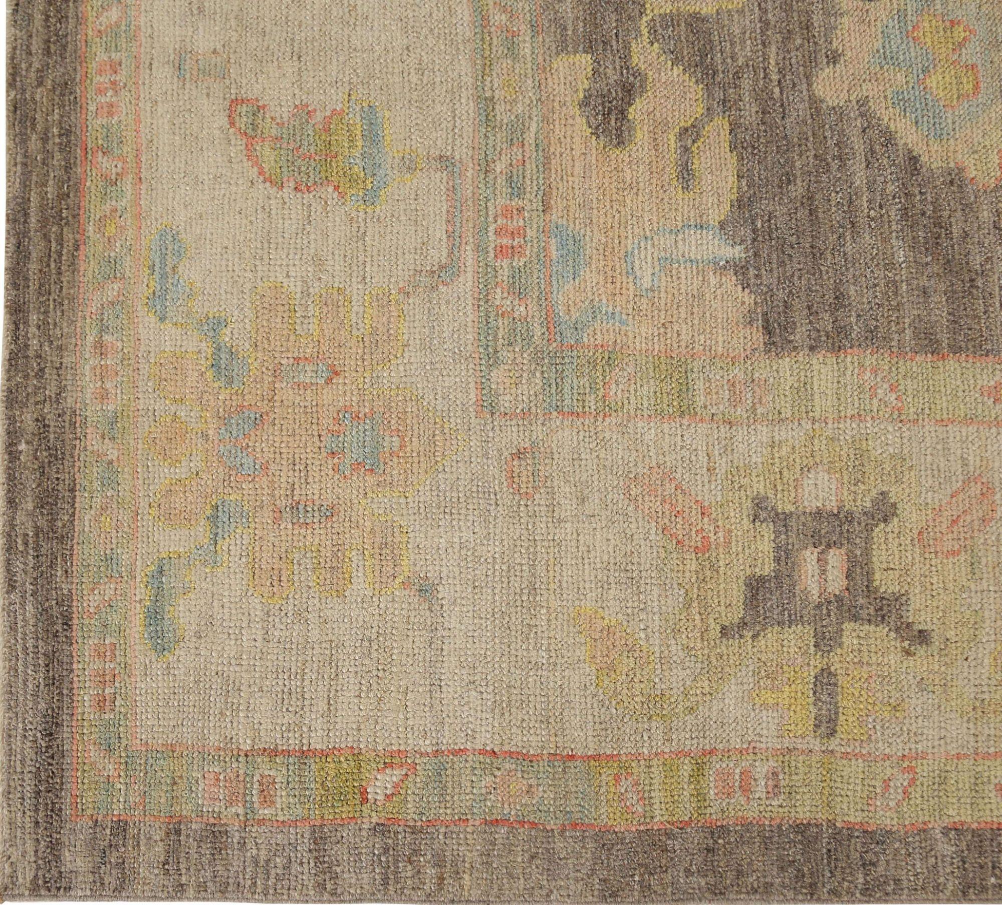 Entdecken Sie die Eleganz von Afghanistan Oushak mit einem übergroßen Teppich von CIRCA 1990. Dieses exklusive Design aus Wolle und Braun ist perfekt, um Ihren Raum zu verschönern.