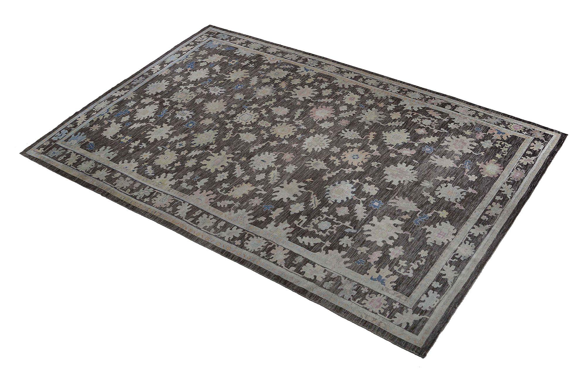 Entdecken Sie die Eleganz von Afghanistan Oushak mit einem übergroßen Teppich von CIRCA 1990. Dieses exklusive Design aus Wolle und Braun ist perfekt, um Ihren Raum zu verschönern.