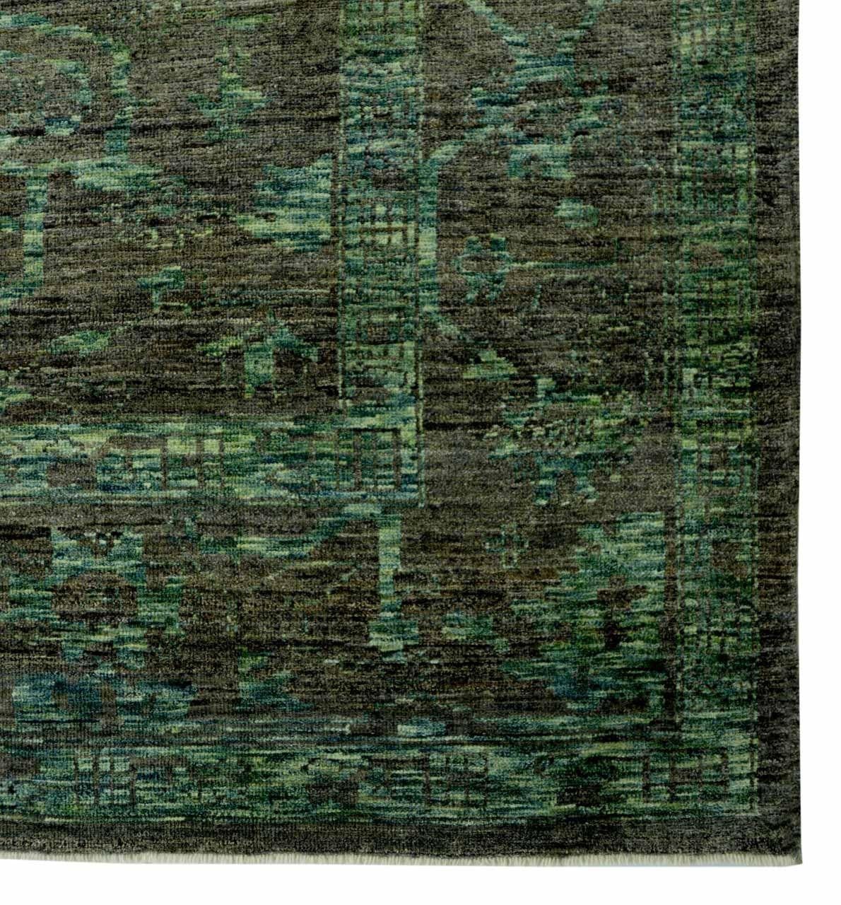 Scopri l'eleganza dell'Afghanistan Oushak con il tappeto over size CIRCA 1990. Progettato con lana e marrone-verde, questo design esclusivo è perfetto per valorizzare il tuo spazio.
