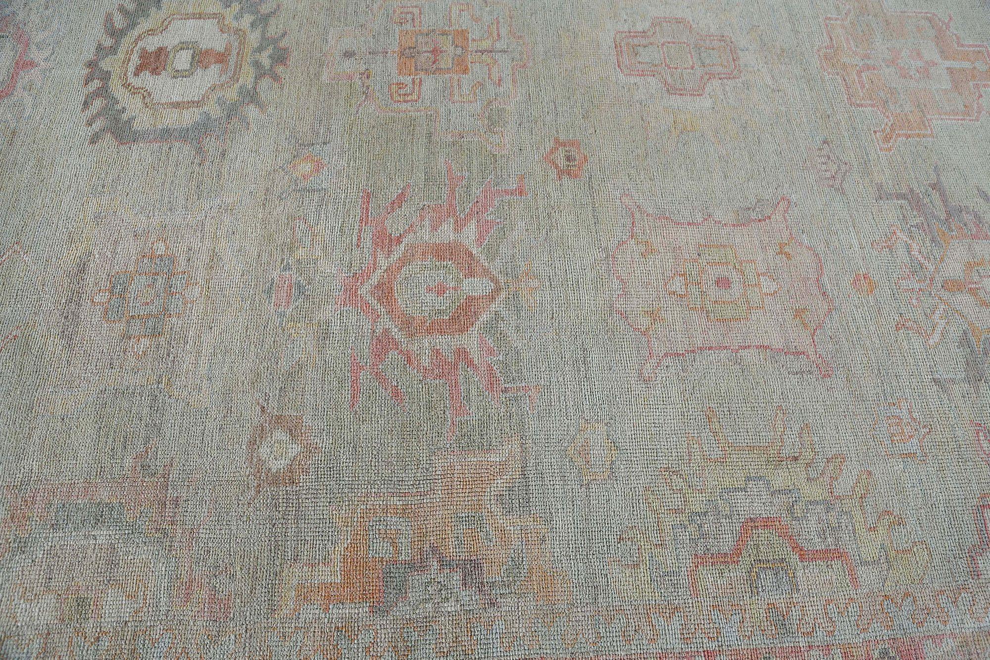 Entdecken Sie die Eleganz von Afghanistan Oushak mit einem übergroßen Teppich von CIRCA 1990. Dieses exklusive Design aus Wolle und BrownGreen ist perfekt, um Ihren Raum zu verschönern.