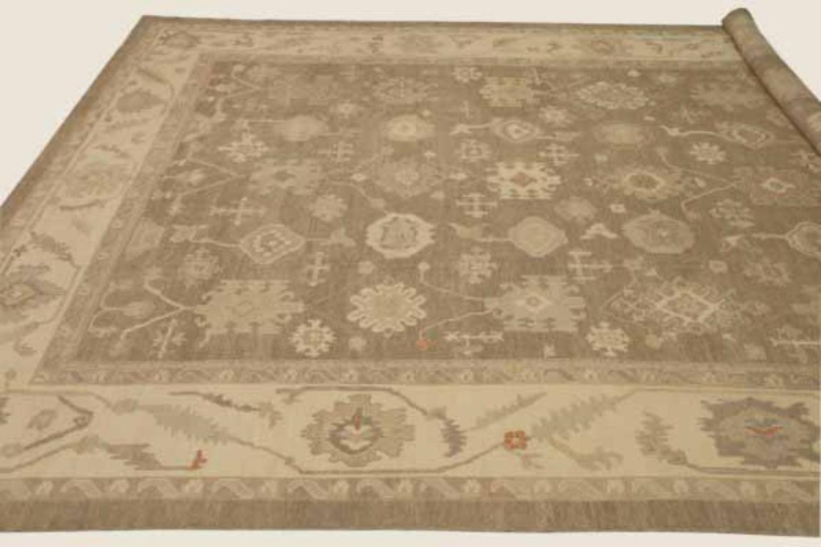 Entdecken Sie die Eleganz von Afghanistan Oushak mit einem übergroßen Teppich von CIRCA 1990. Dieses exklusive Design aus Wolle und Braun-Elfenbein ist perfekt, um Ihren Raum zu verschönern.