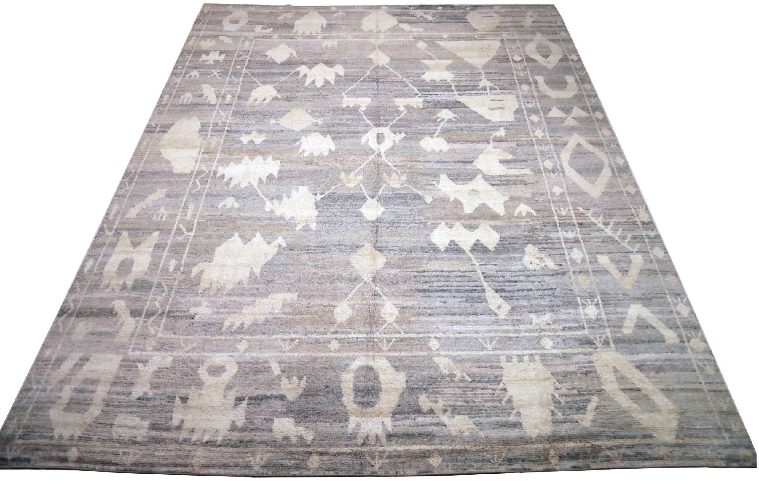 Entdecken Sie die Eleganz von Afghanistan Oushak mit einem übergroßen Teppich von CIRCA 1990. Dieses exklusive Design aus Wolle und Braun-Elfenbein ist perfekt, um Ihren Raum zu verschönern.