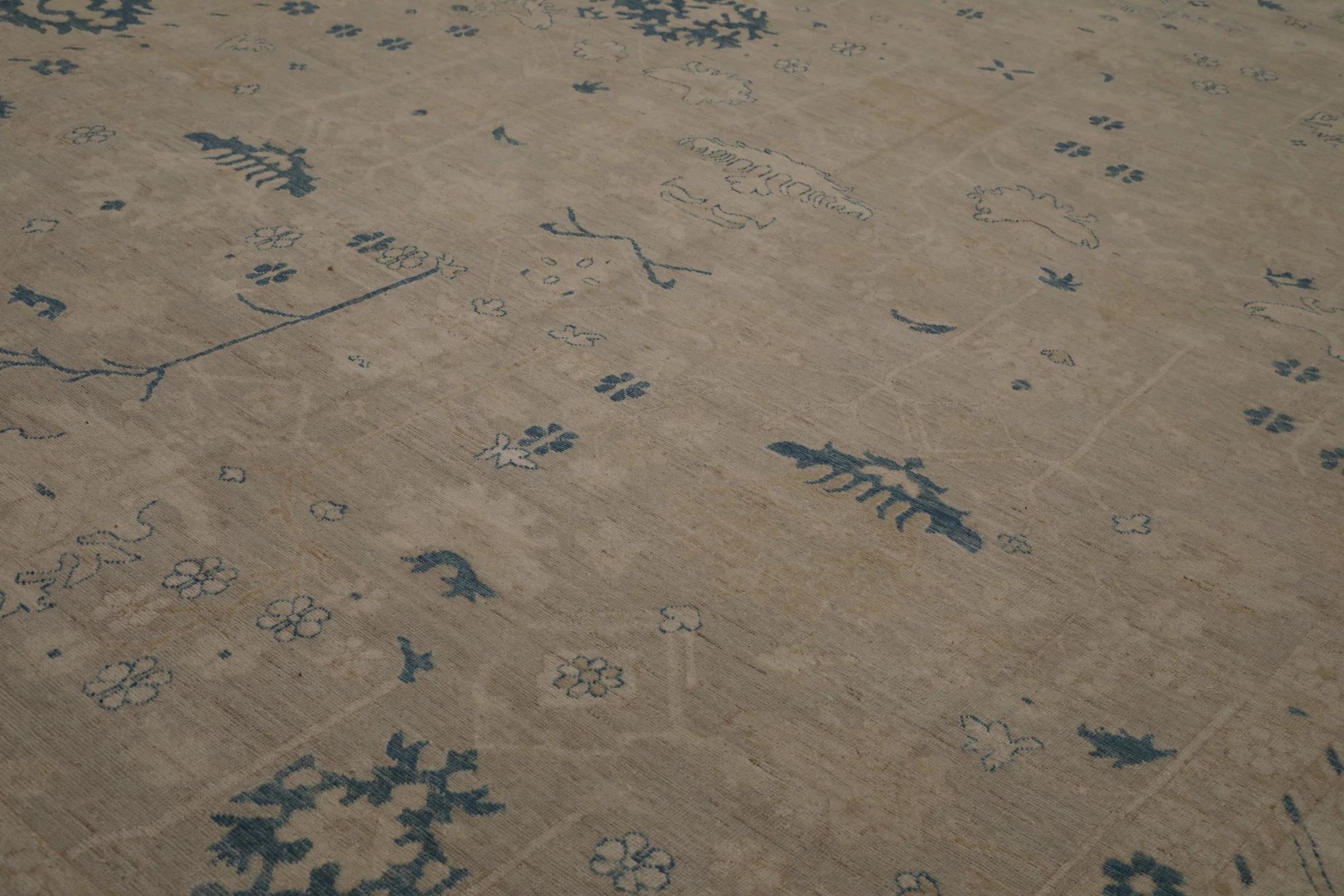 Entdecken Sie die Eleganz von Afghanistan Oushak mit einem übergroßen Teppich von CIRCA 1990. Dieses exklusive Design in den Farben Wolle und BraunMarineblauTaupe ist perfekt, um Ihren Raum zu verschönern.