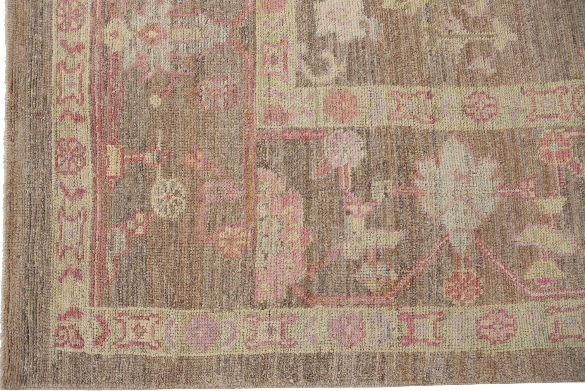 Scopri l'eleganza dell'Afghanistan Oushak con il tappeto over size CIRCA 1990. Progettato con lana e BrownPink, questo design esclusivo è perfetto per valorizzare il tuo spazio.