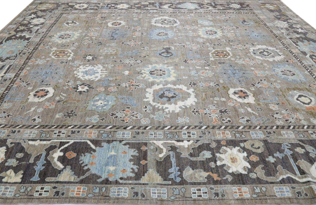 Descubre la elegancia de la alfombra afgana Oushak de gran tamaño Circa 1990. Diseñado con lana y marrón topo, este diseño exclusivo es perfecto para realzar tu espacio.
