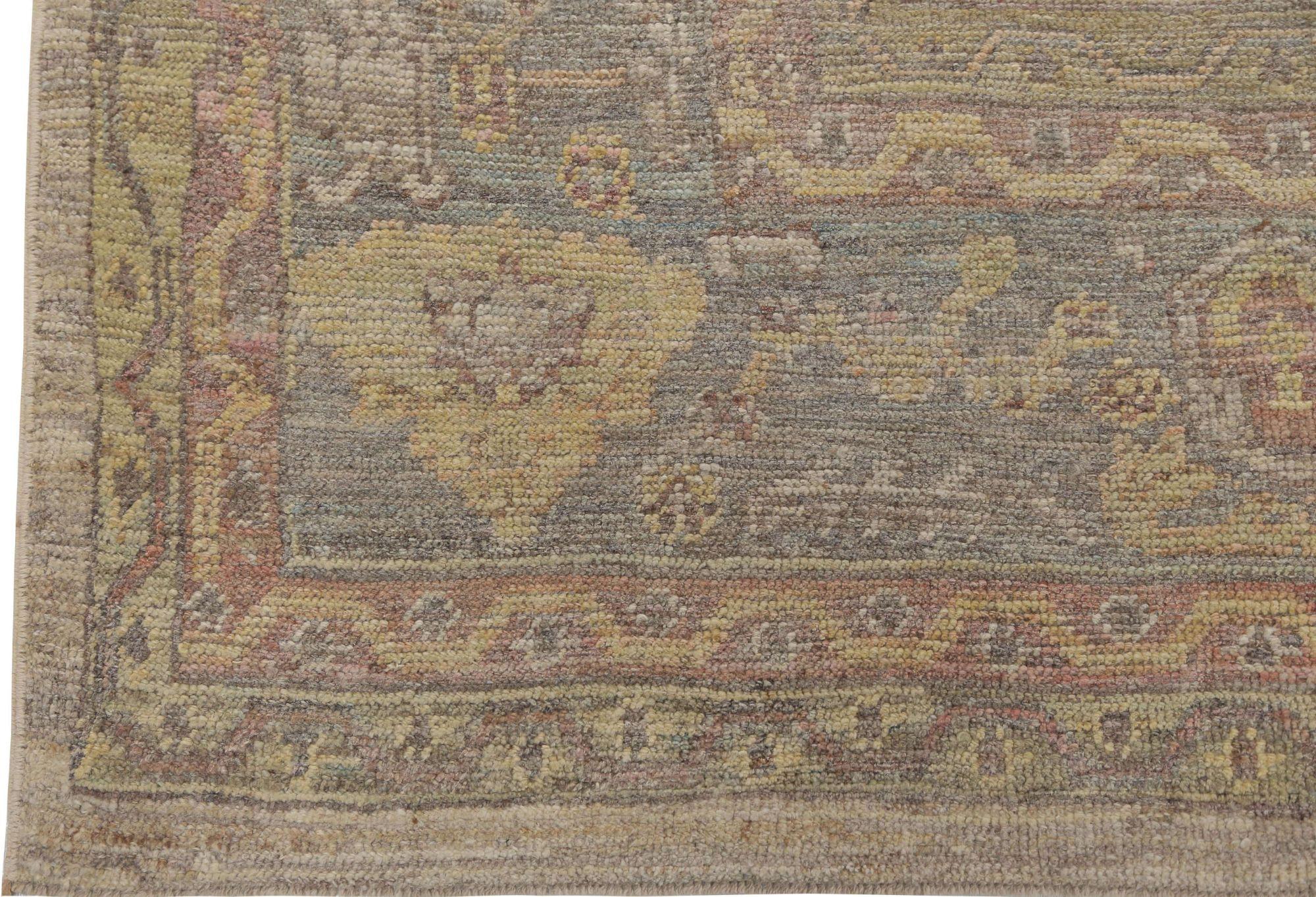 Entdecken Sie die Eleganz von Afghanistan Oushak mit einem übergroßen Teppich von CIRCA 1990. Dieses exklusive Design aus Wolle und BrownTaupe ist perfekt, um Ihren Raum zu verschönern.