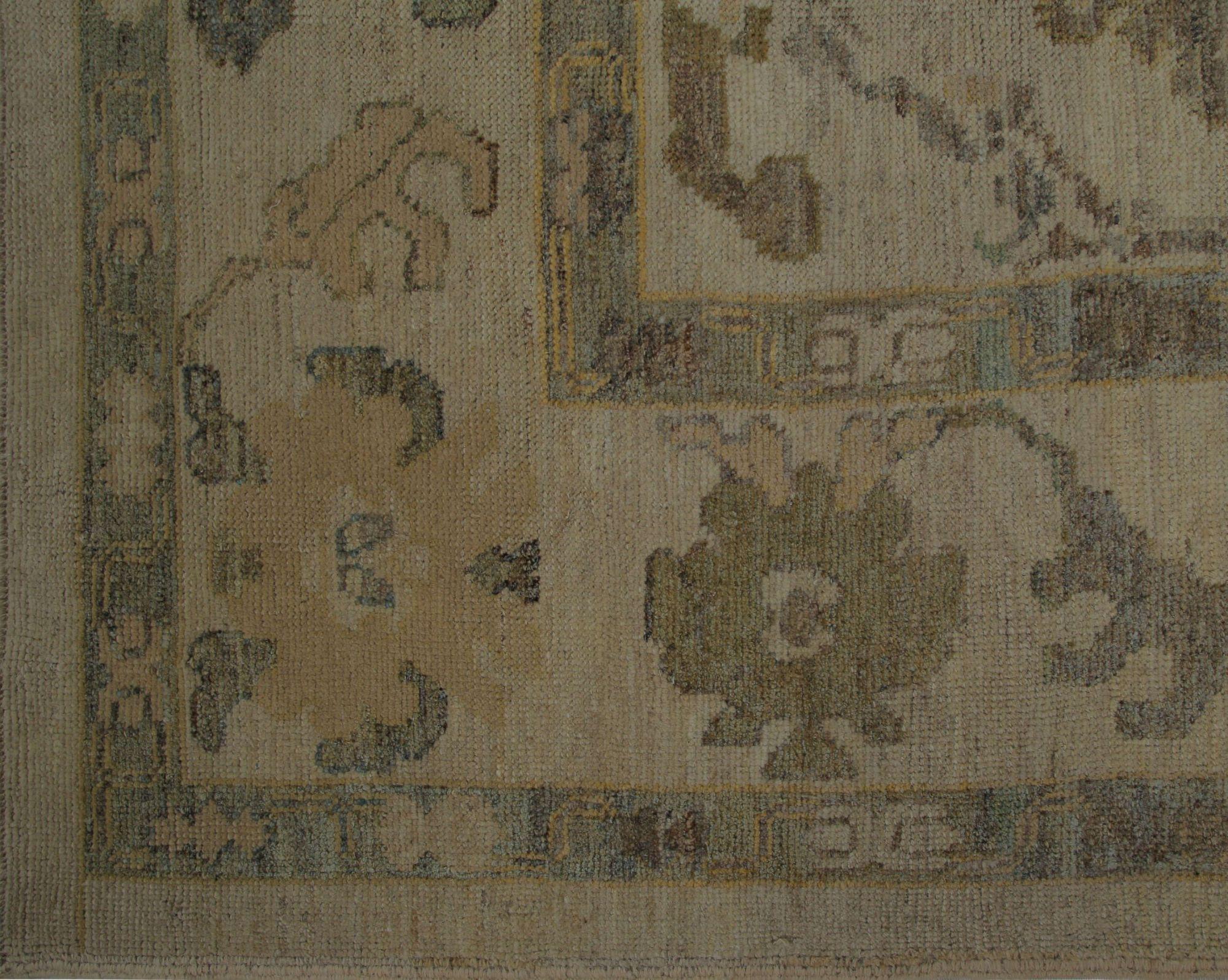 Entdecken Sie die Eleganz von Afghanistan Oushak mit einem übergroßen Teppich von CIRCA 1990. Dieses exklusive Design aus Wolle und BrownTaupe ist perfekt, um Ihren Raum zu verschönern.