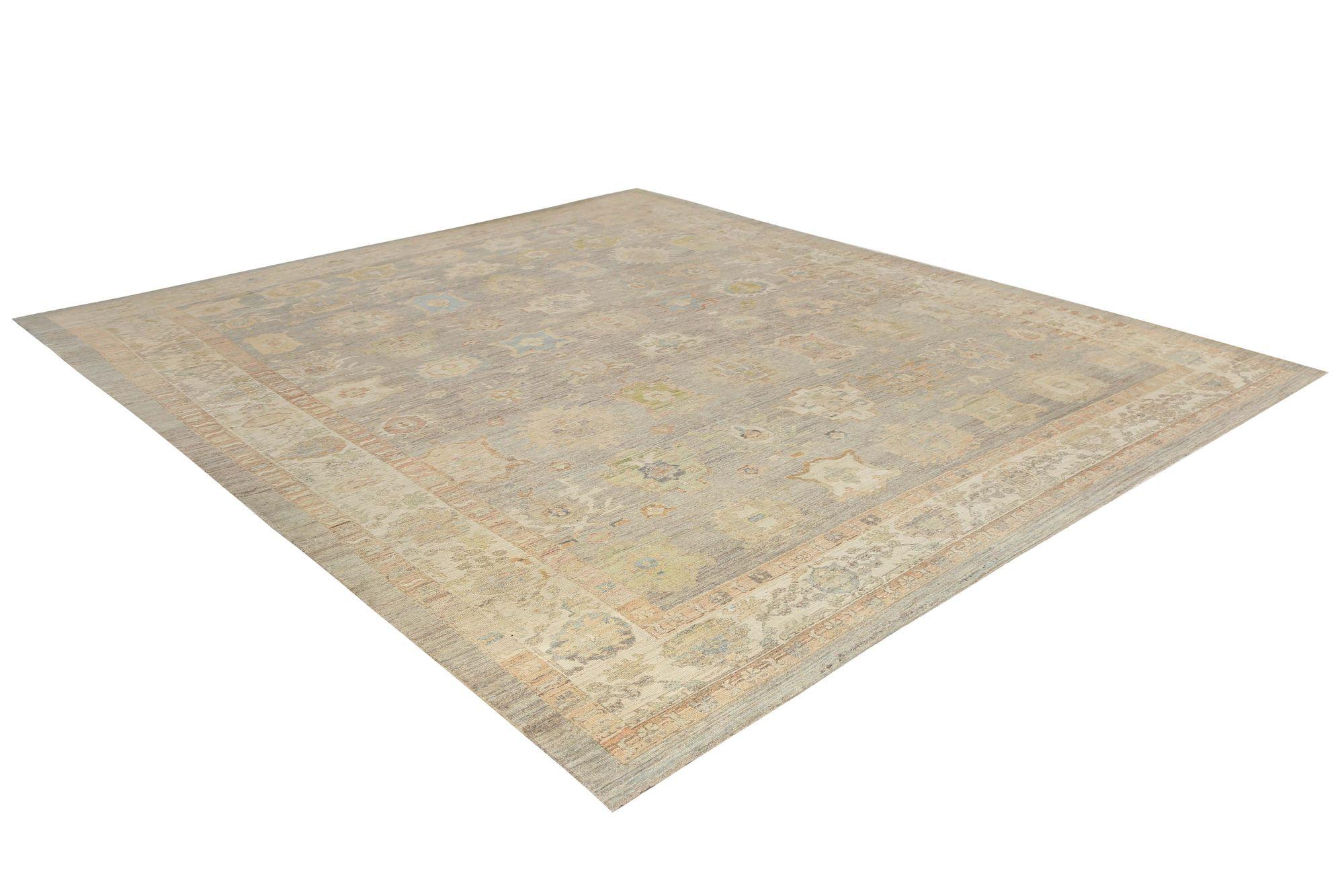 Entdecken Sie die Eleganz von Afghanistan Oushak mit einem übergroßen Teppich von CIRCA 1990. Dieses exklusive Design aus Wolle und BrownTaupe ist perfekt, um Ihren Raum zu verschönern.