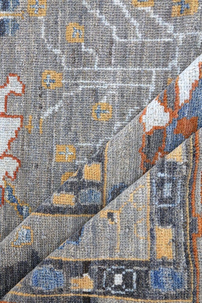 Entdecken Sie die Eleganz von Afghanistan Oushak mit einem übergroßen Teppich von CIRCA 1990. Dieses exklusive Design aus Wolle und Grau ist perfekt, um Ihren Raum zu verschönern.
