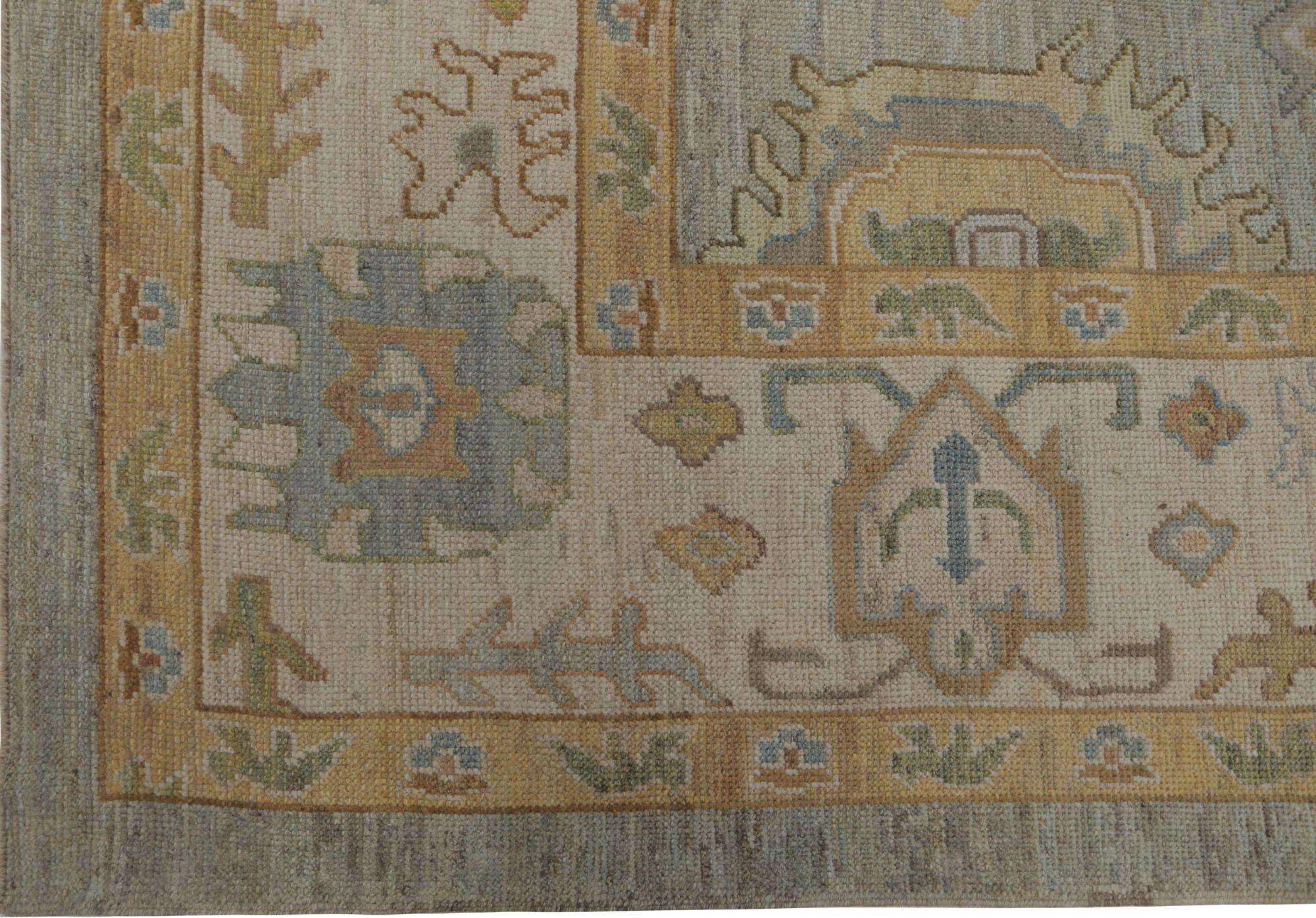 Entdecken Sie die Eleganz von Afghanistan Oushak mit einem übergroßen Teppich von CIRCA 1990. Dieses exklusive Design aus Wolle und Grau ist perfekt, um Ihren Raum zu verschönern.