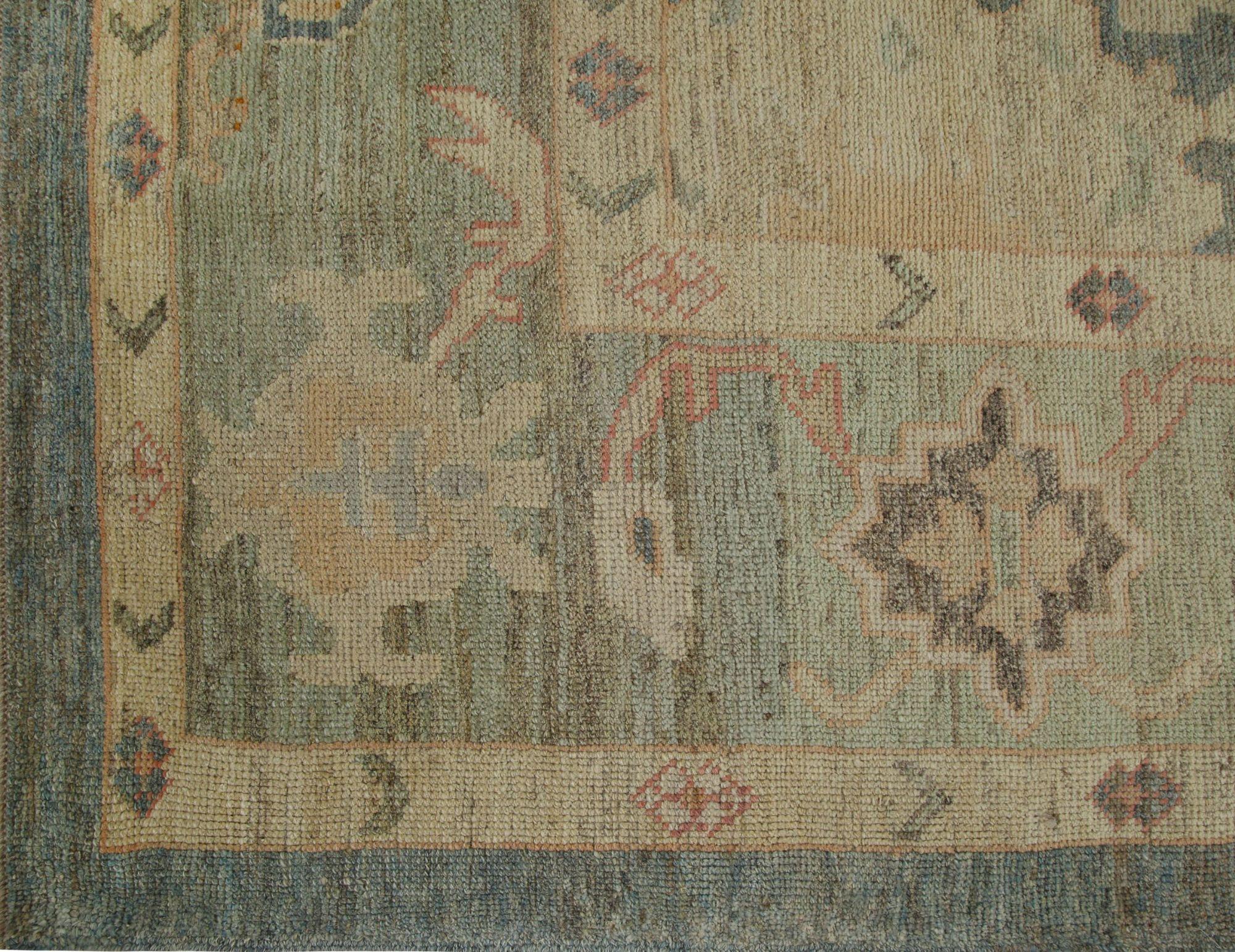 Entdecken Sie die Eleganz von Afghanistan Oushak mit einem übergroßen Teppich von CIRCA 1990. Dieses exklusive Design aus Wolle und Grau ist perfekt, um Ihren Raum zu verschönern.