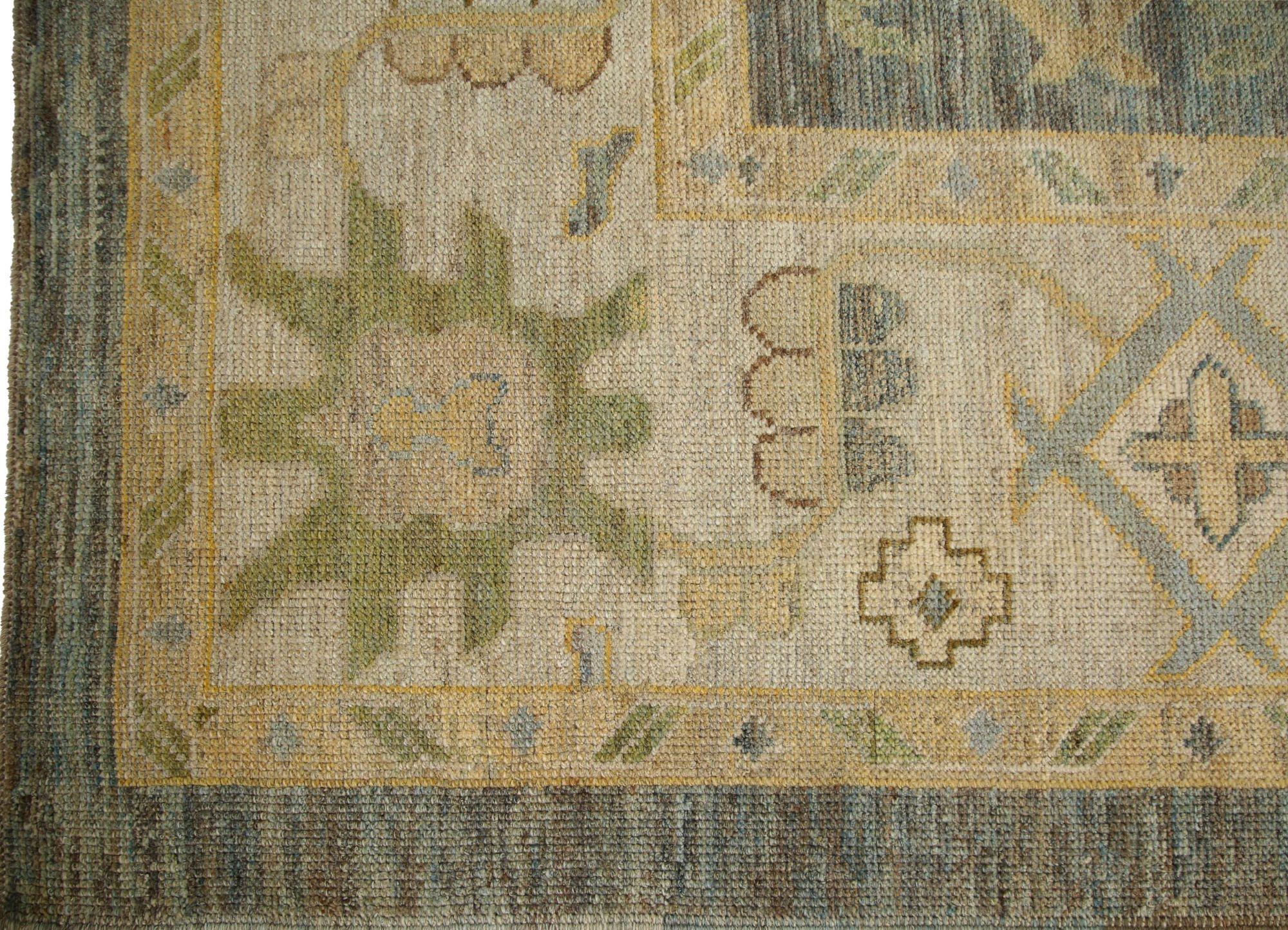 Entdecken Sie die Eleganz von Afghanistan Oushak mit einem übergroßen Teppich von CIRCA 1990. Dieses exklusive Design aus Wolle und Grau ist perfekt, um Ihren Raum zu verschönern.