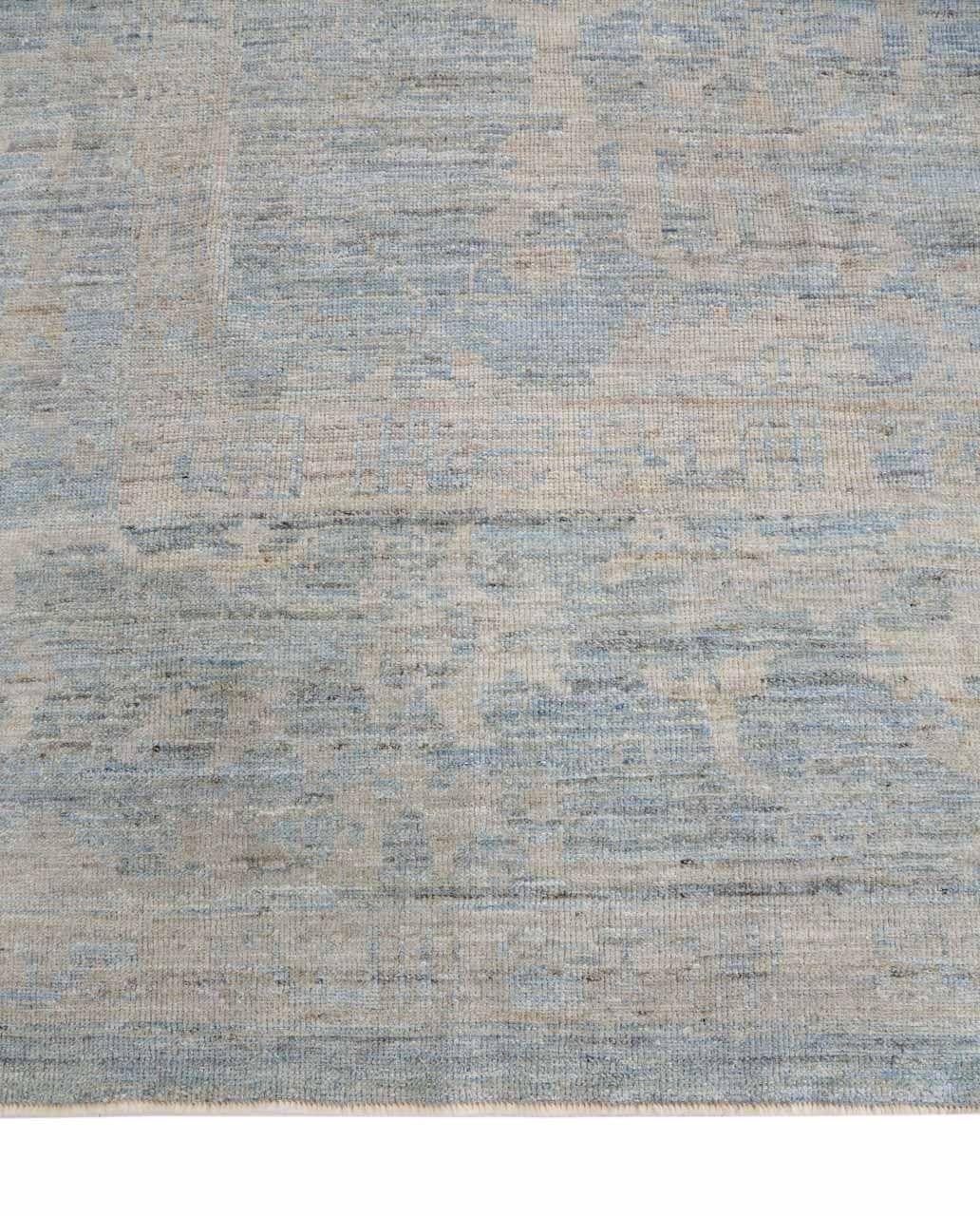 Entdecken Sie die Eleganz von Afghanistan Oushak mit einem übergroßen Teppich von CIRCA 1990. Dieses exklusive Design aus Wolle und Grau-Elfenbein ist perfekt, um Ihren Raum zu verschönern.