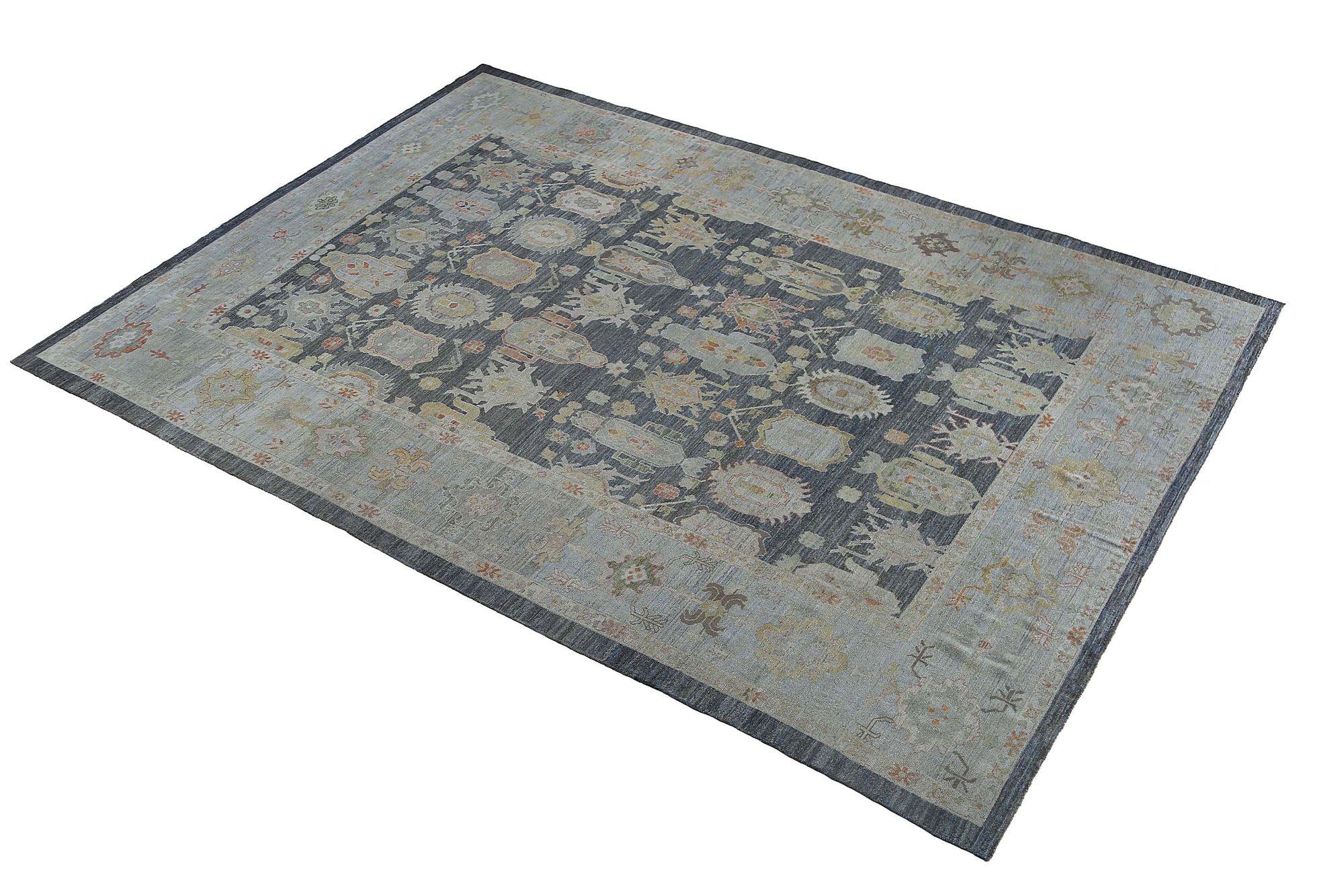 Entdecken Sie die Eleganz von Afghanistan Oushak mit einem übergroßen Teppich von CIRCA 1990. Dieses exklusive Design aus Wolle und Grau-Elfenbein ist perfekt, um Ihren Raum zu verschönern.