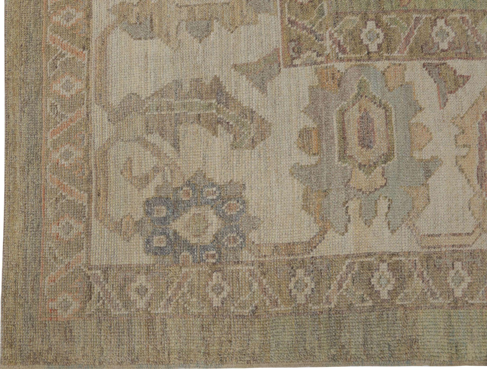 Entdecken Sie die Eleganz von Afghanistan Oushak mit einem übergroßen Teppich von CIRCA 1990. Dieses exklusive Design aus Wolle und Grün ist perfekt, um Ihren Raum zu verschönern.