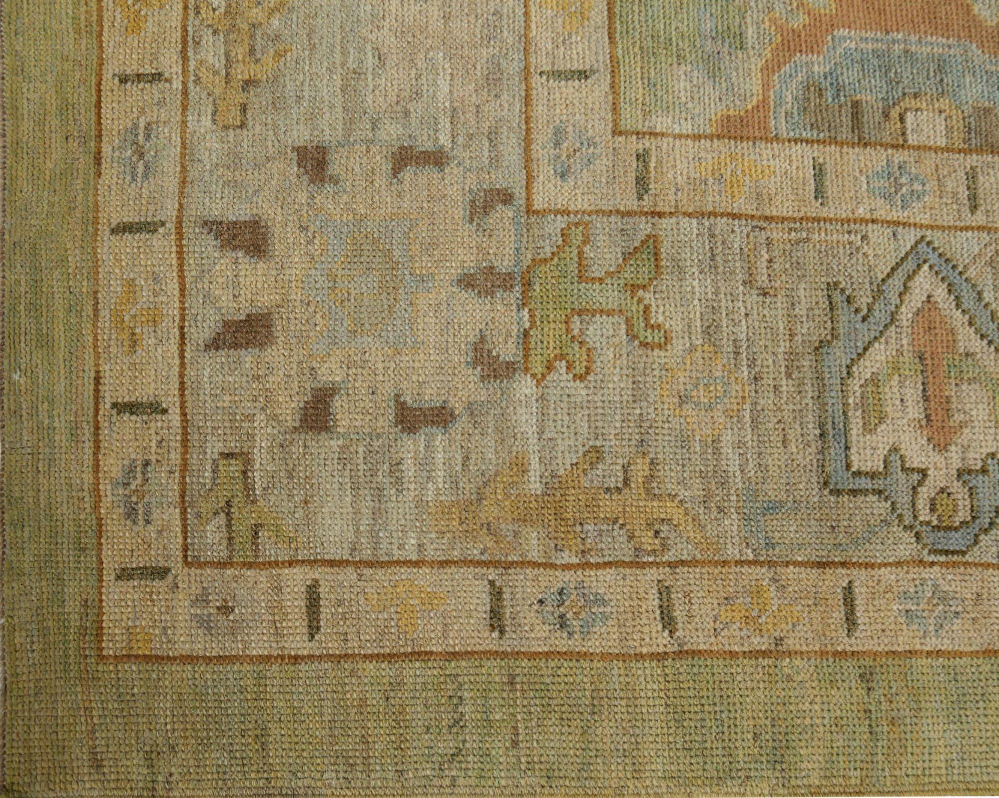 Entdecken Sie die Eleganz von Afghanistan Oushak mit einem übergroßen Teppich von CIRCA 1990. Dieses exklusive Design aus Wolle und Grün ist perfekt, um Ihren Raum zu verschönern.