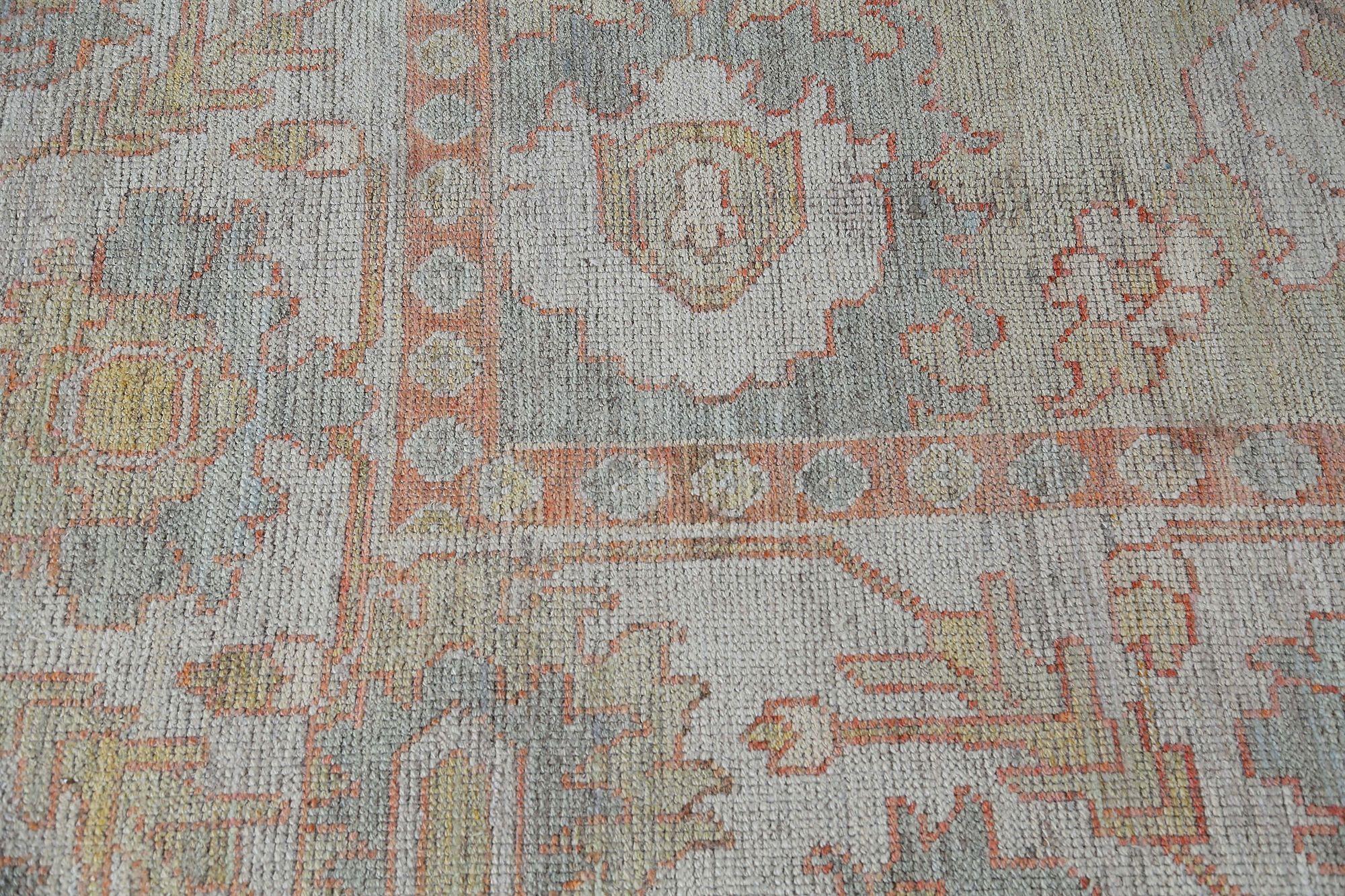 Entdecken Sie die Eleganz von Afghanistan Oushak mit einem übergroßen Teppich von CIRCA 1990. Dieses exklusive Design aus Wolle und Grün ist perfekt, um Ihren Raum zu verschönern.