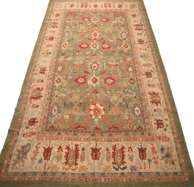 Entdecken Sie die Eleganz von Afghanistan Oushak mit einem übergroßen Teppich von CIRCA 1990. Dieses exklusive Design aus Wolle und GrünElfenbeinOrangeRot ist perfekt, um Ihren Raum zu verschönern.