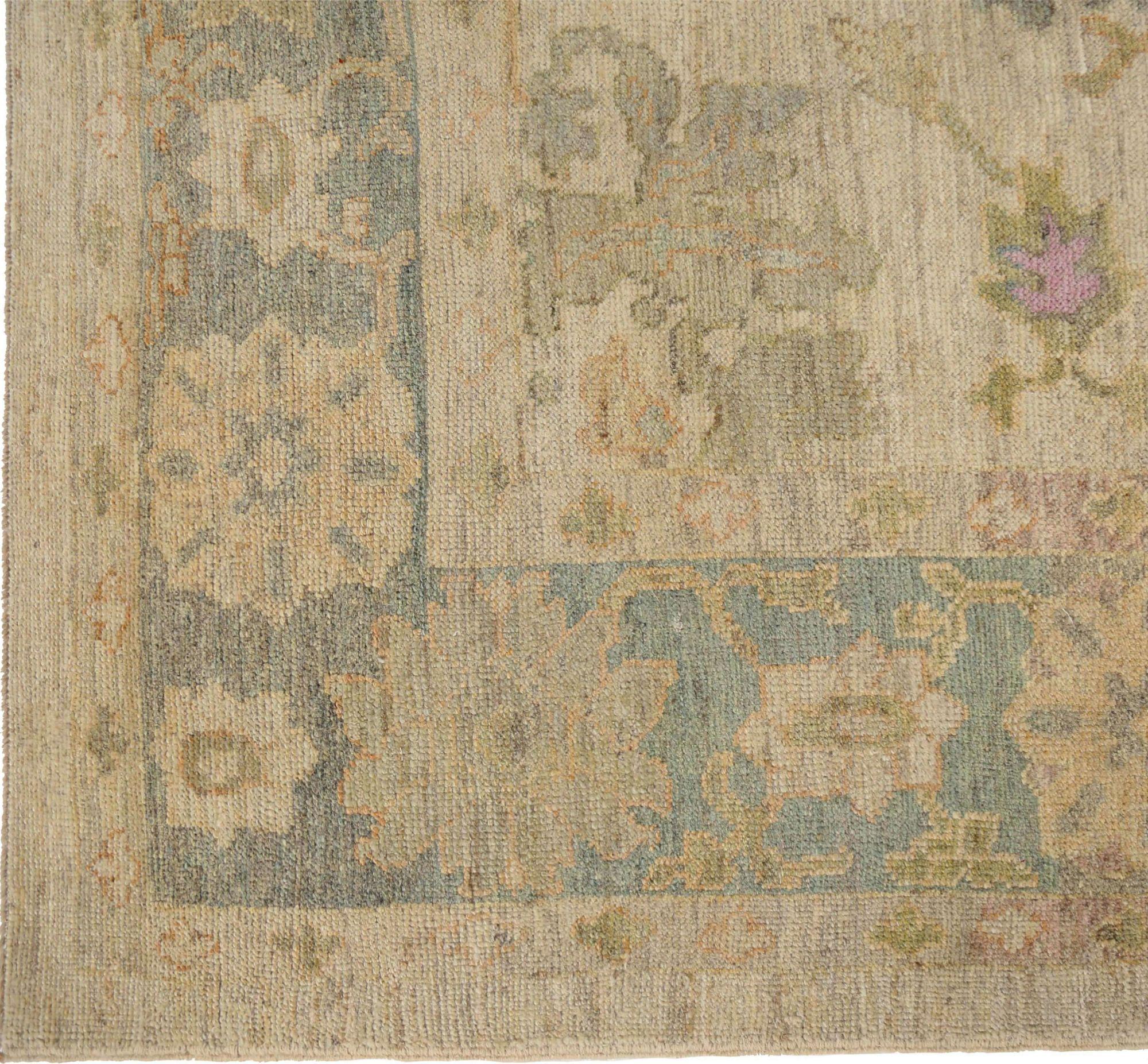 Entdecken Sie die Eleganz von Afghanistan Oushak mit einem übergroßen Teppich von CIRCA 1990. Dieses exklusive Design aus Wolle und Elfenbein ist perfekt, um Ihren Raum zu verschönern.