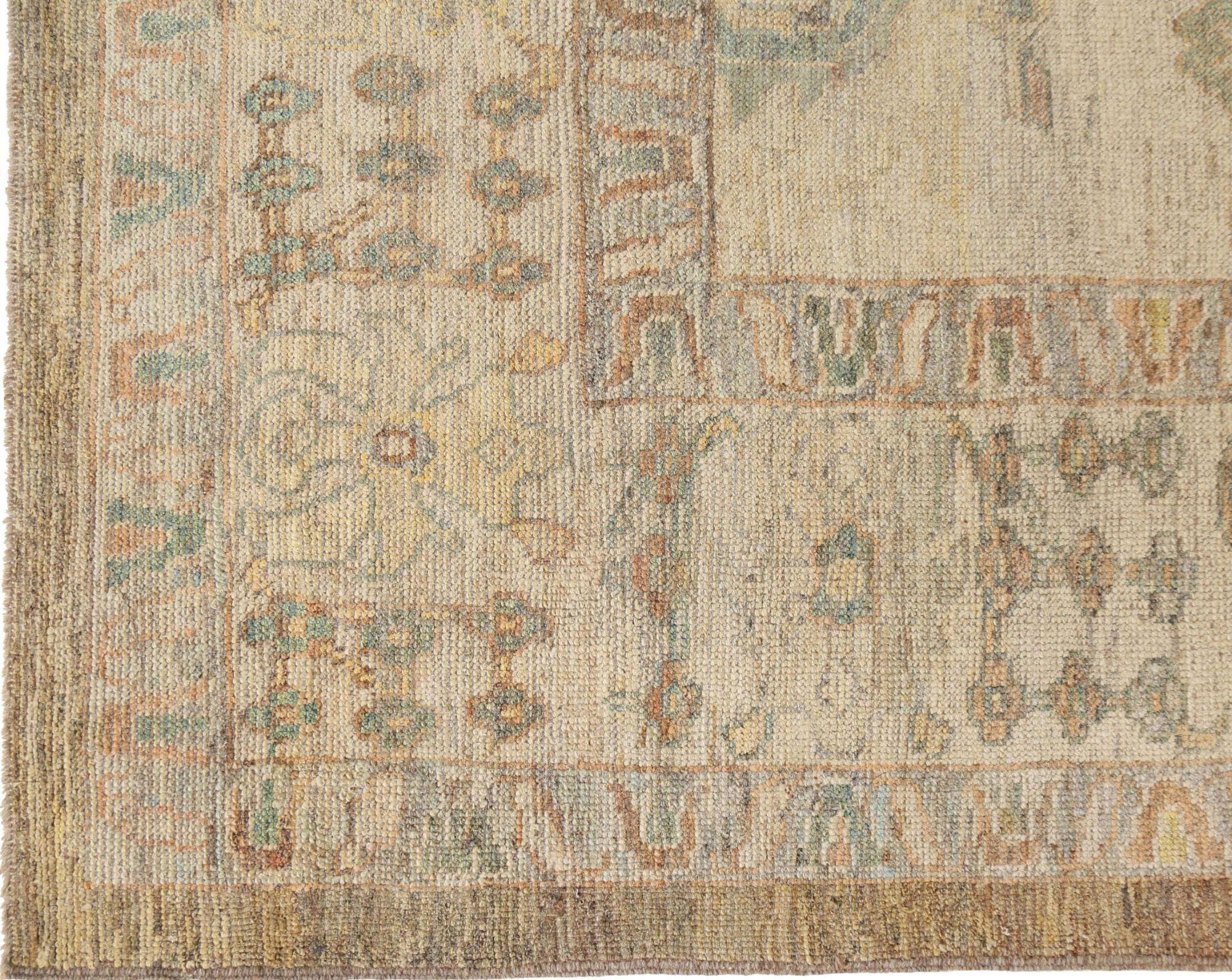 Entdecken Sie die Eleganz von Afghanistan Oushak mit einem übergroßen Teppich von CIRCA 1990. Dieses exklusive Design aus Wolle und Elfenbein ist perfekt, um Ihren Raum zu verschönern.