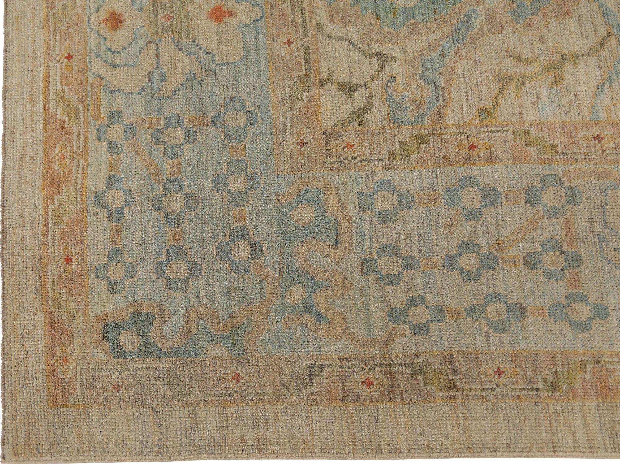 Entdecken Sie die Eleganz von Afghanistan Oushak mit einem übergroßen Teppich von CIRCA 1990. Dieses exklusive Design aus Wolle und Elfenbein ist perfekt, um Ihren Raum zu verschönern.