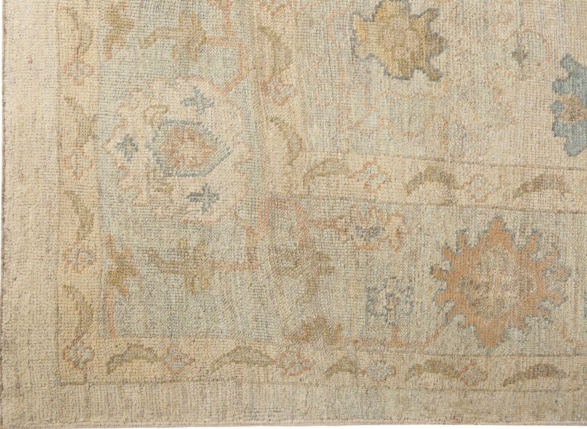 Entdecken Sie die Eleganz von Afghanistan Oushak mit einem übergroßen Teppich von CIRCA 1990. Dieses exklusive Design aus Wolle und Elfenbein ist perfekt, um Ihren Raum zu verschönern.