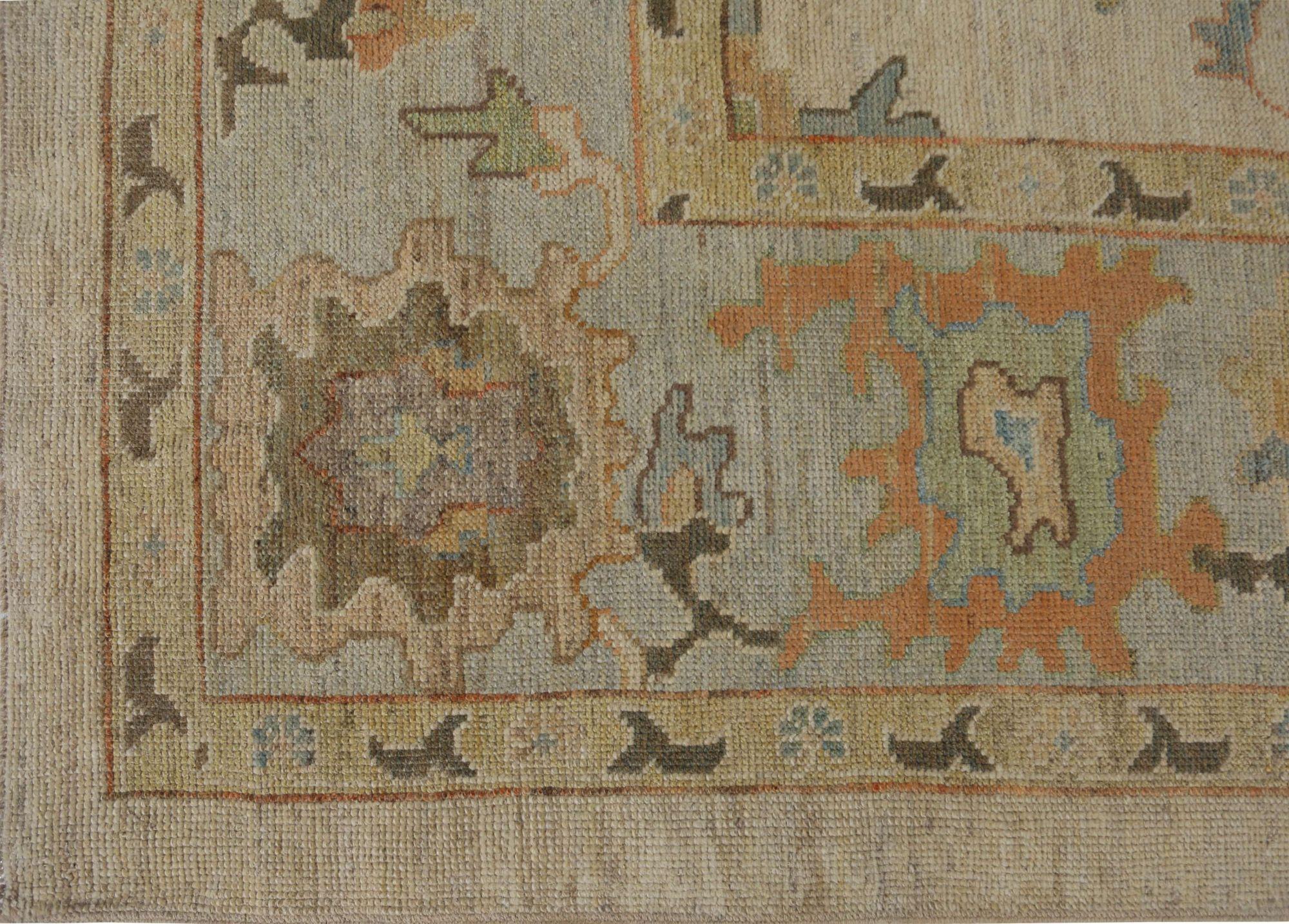 Entdecken Sie die Eleganz von Afghanistan Oushak mit einem übergroßen Teppich von CIRCA 1990. Dieses exklusive Design aus Wolle und Elfenbein ist perfekt, um Ihren Raum zu verschönern.