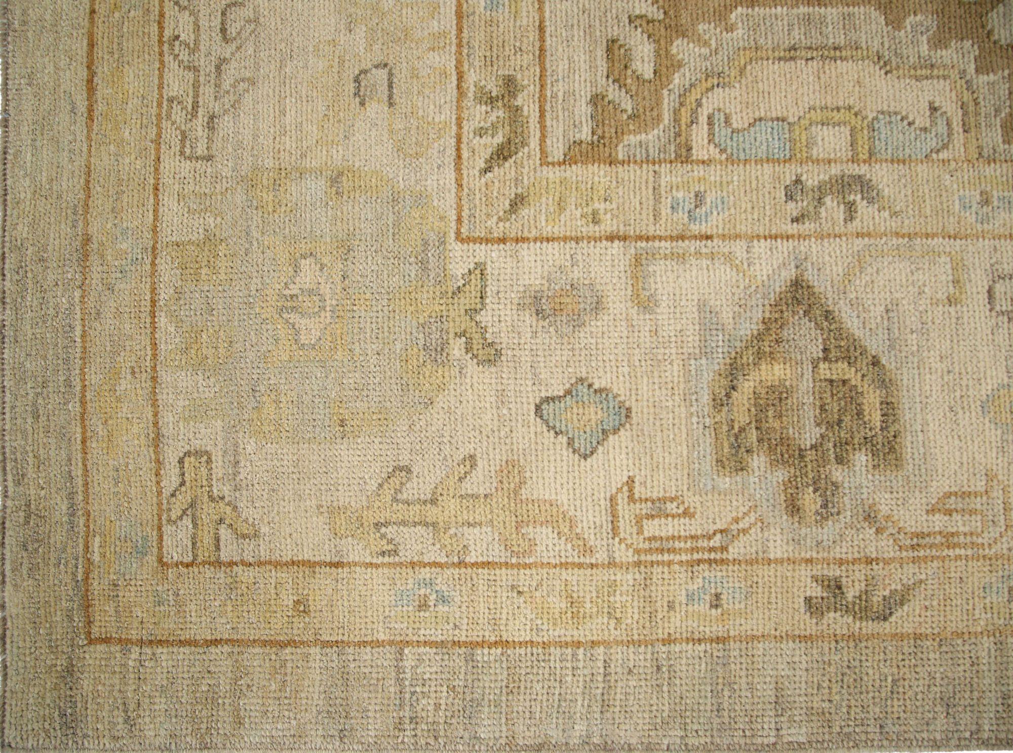 Entdecken Sie die Eleganz von Afghanistan Oushak mit einem übergroßen Teppich von CIRCA 1990. Dieses exklusive Design aus Wolle und Elfenbein ist perfekt, um Ihren Raum zu verschönern.