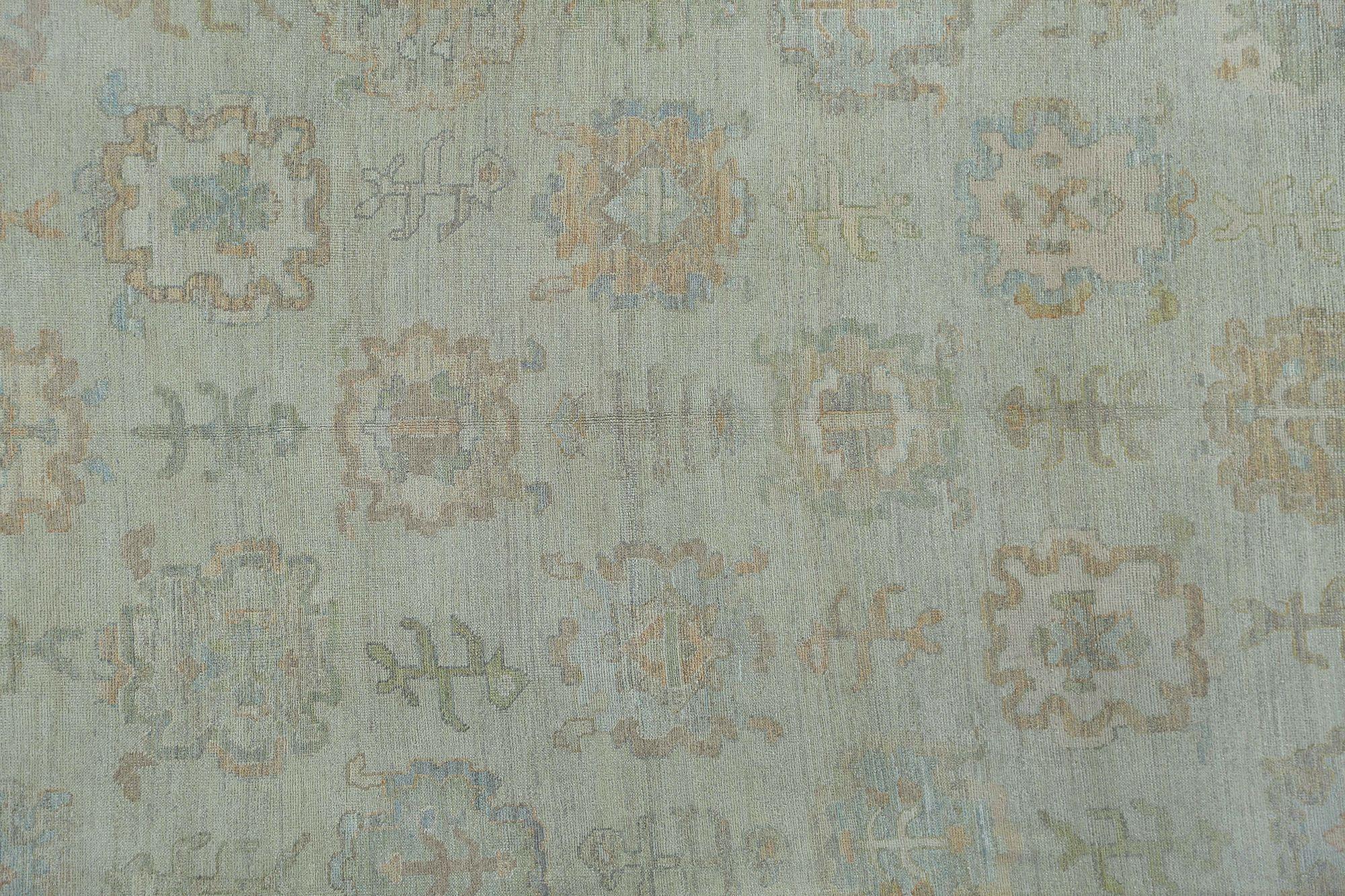 Entdecken Sie die Eleganz von Afghanistan Oushak mit einem übergroßen Teppich von CIRCA 1990. Dieses exklusive Design aus Wolle und Elfenbein ist perfekt, um Ihren Raum zu verschönern.