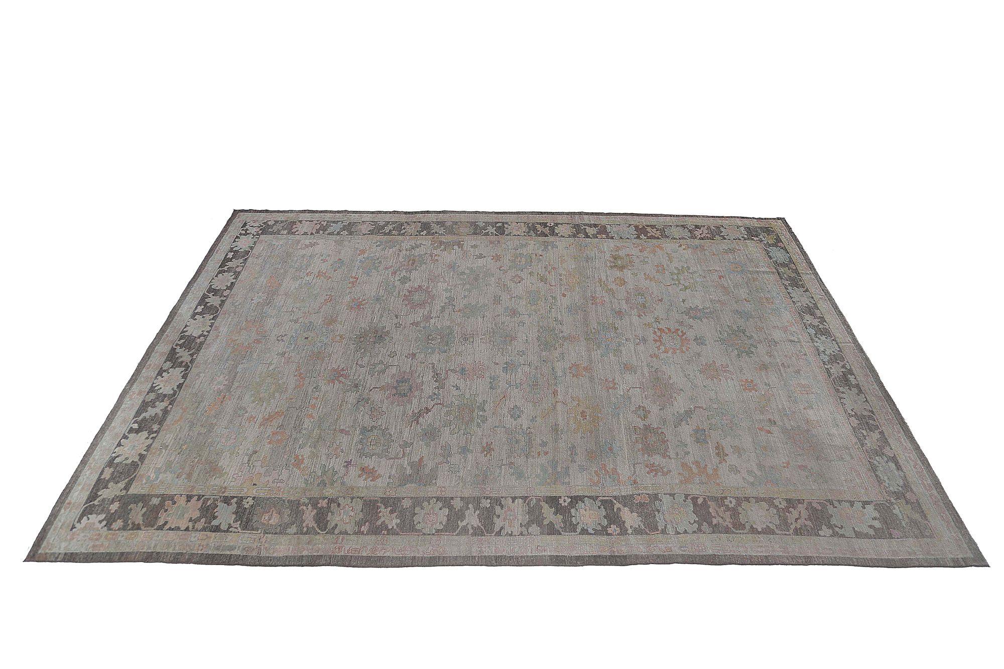 Entdecken Sie die Eleganz von Afghanistan Oushak mit einem übergroßen Teppich von CIRCA 1990. Dieses exklusive Design aus Wolle und Elfenbein ist perfekt, um Ihren Raum zu verschönern.