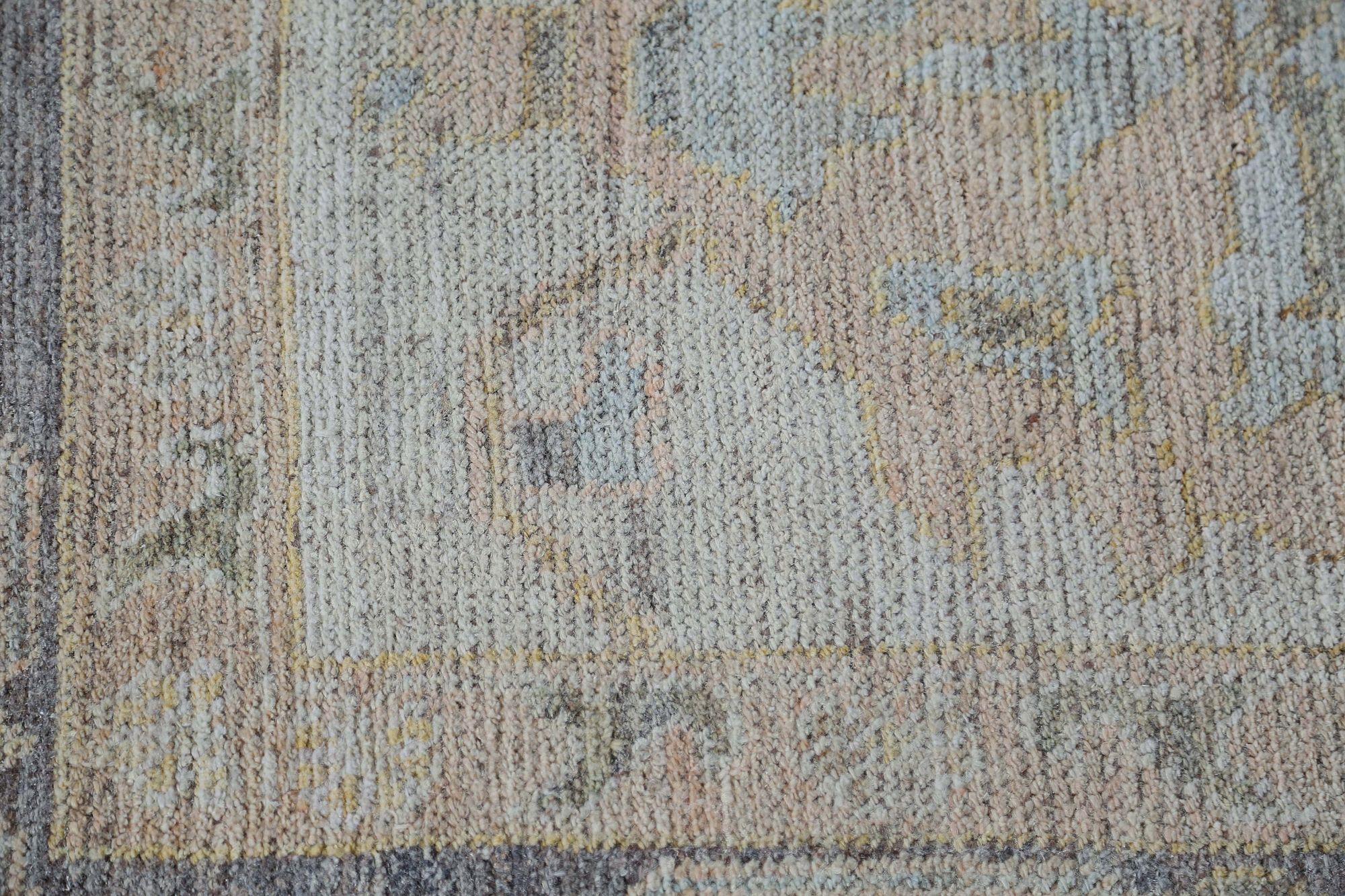 Entdecken Sie die Eleganz von Afghanistan Oushak mit einem übergroßen Teppich von CIRCA 1990. Dieses exklusive Design aus Wolle und Elfenbein ist perfekt, um Ihren Raum zu verschönern.
