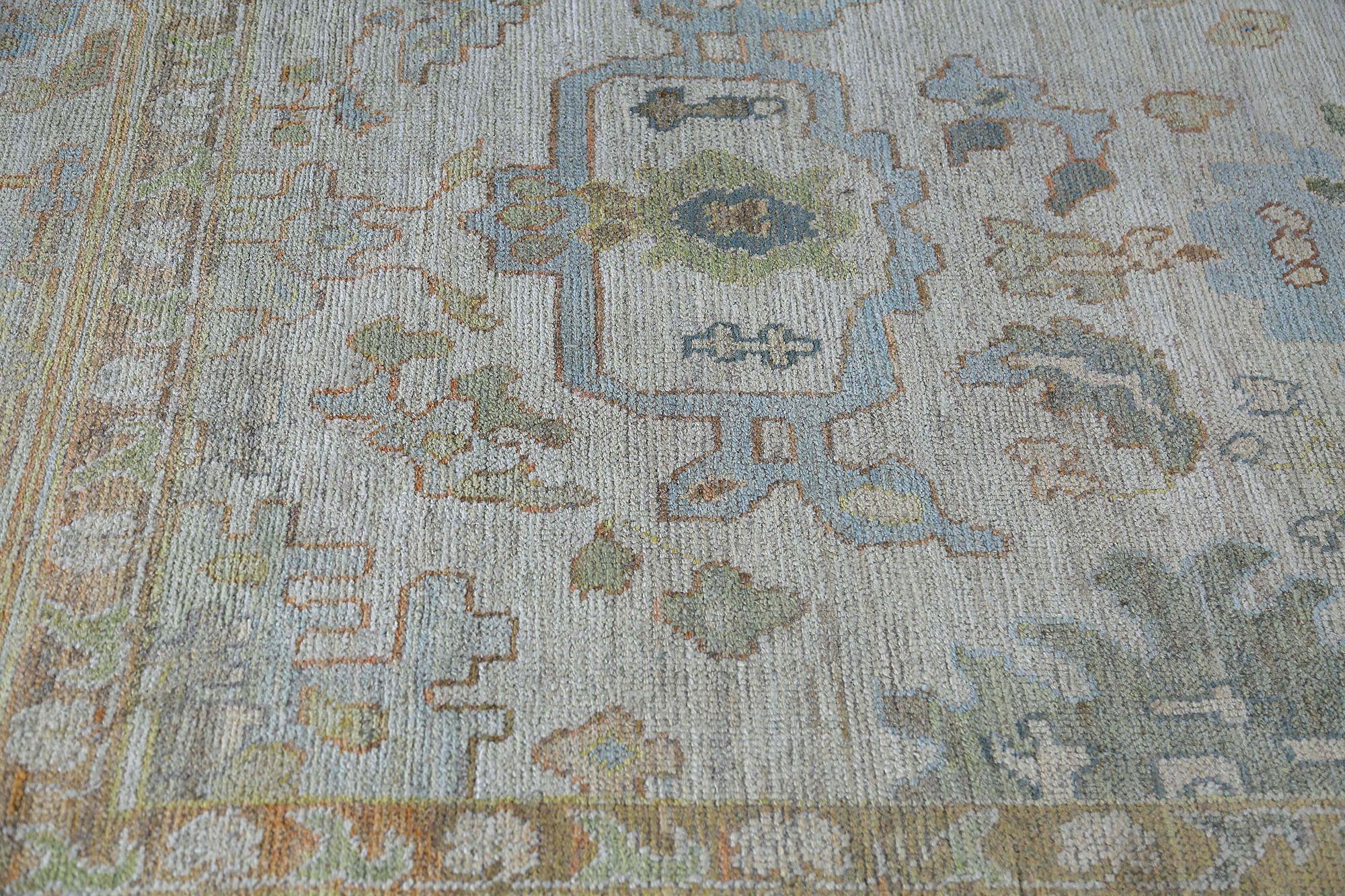 Entdecken Sie die Eleganz von Afghanistan Oushak mit einem übergroßen Teppich von CIRCA 1990. Dieses exklusive Design aus Wolle und Elfenbein ist perfekt, um Ihren Raum zu verschönern.
