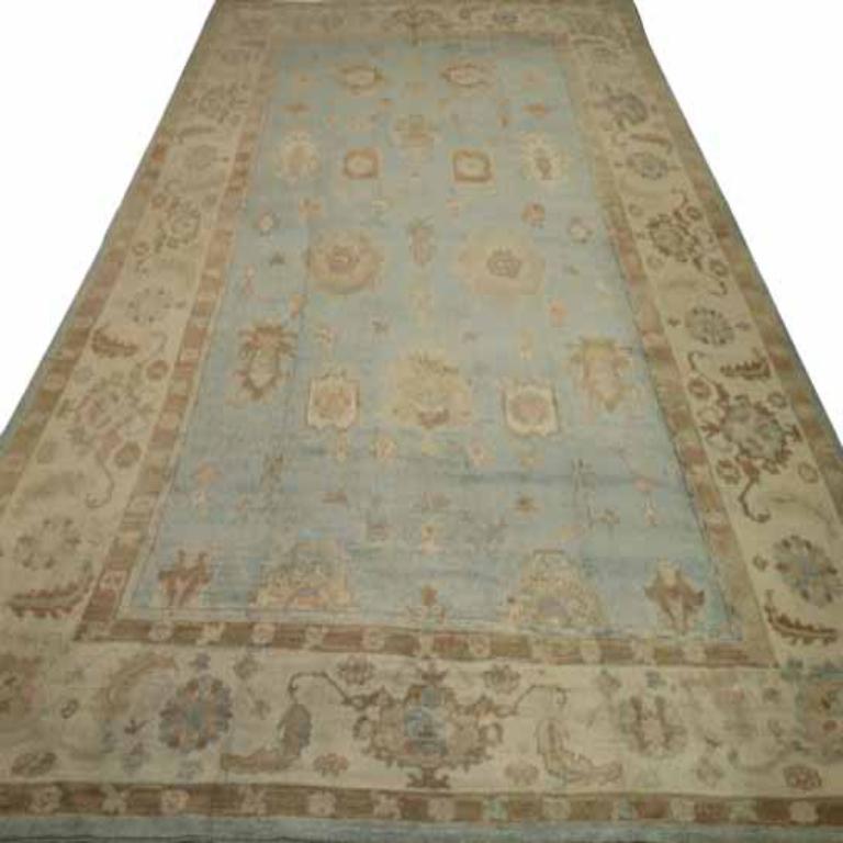 Entdecken Sie die Eleganz von Afghanistan Oushak mit einem übergroßen Teppich von CIRCA 1990. Dieses exklusive Design aus Wolle und Elfenbein-Hellblau ist perfekt, um Ihren Raum zu verschönern.
