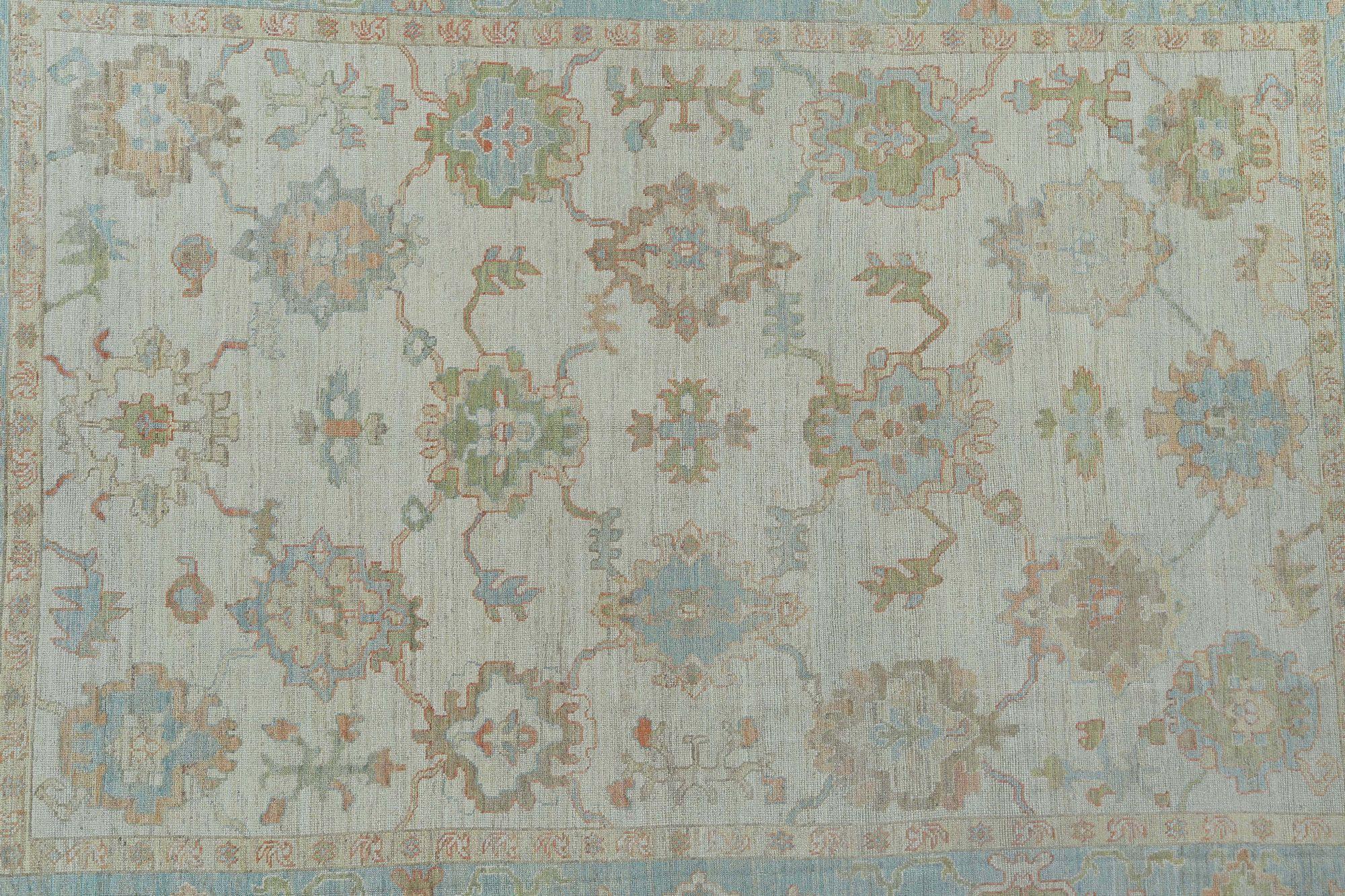 Descubre la elegancia de la alfombra afgana Oushak de gran tamaño Circa 1990. Diseñado con lana y verde-marfil-azul claro, este diseño exclusivo es perfecto para realzar tu espacio.
