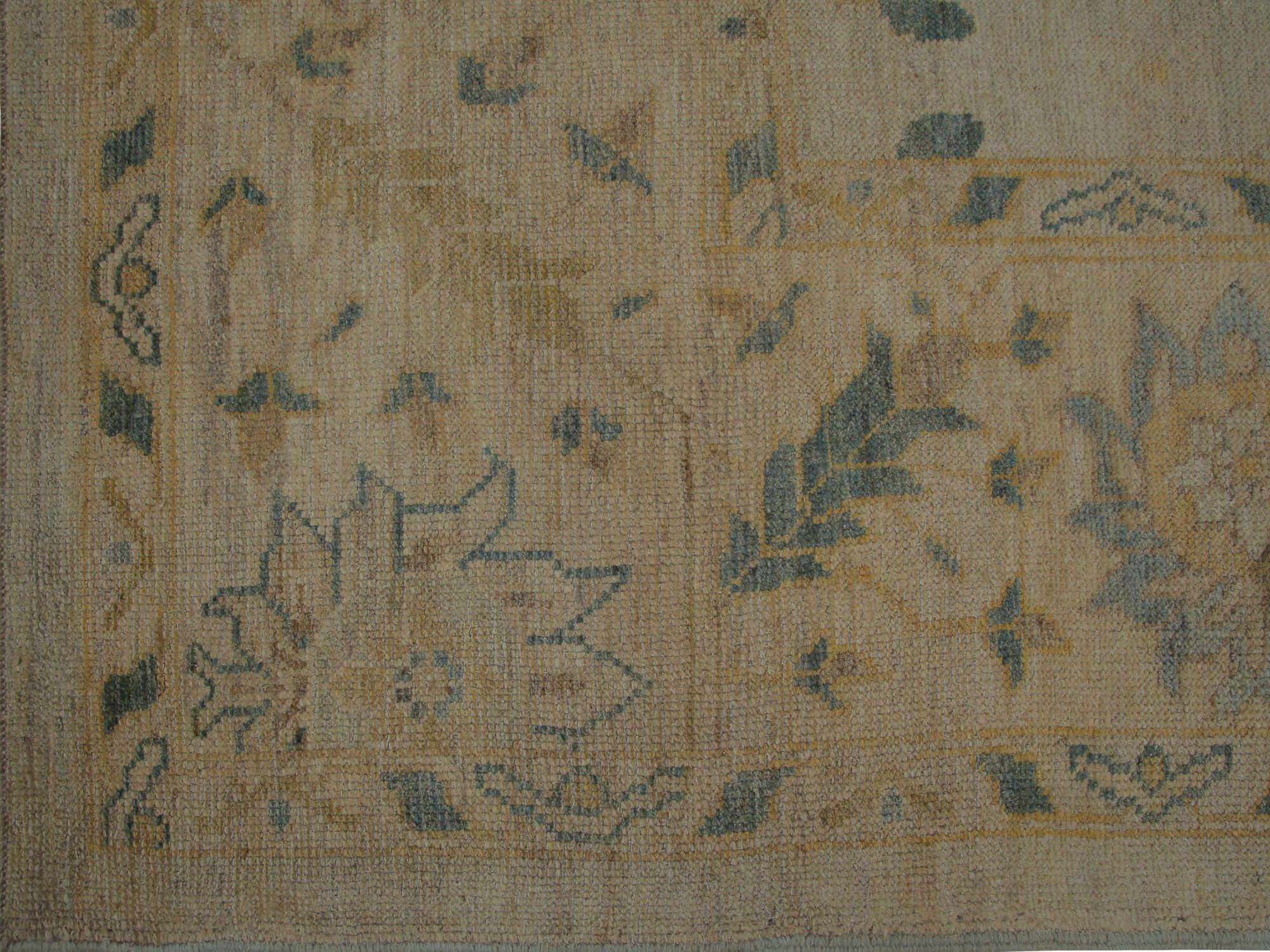 Entdecken Sie die Eleganz von Afghanistan Oushak mit einem übergroßen Teppich von CIRCA 1990. Dieses exklusive Design aus Wolle und IvoryTaupe ist perfekt, um Ihren Raum zu verschönern.