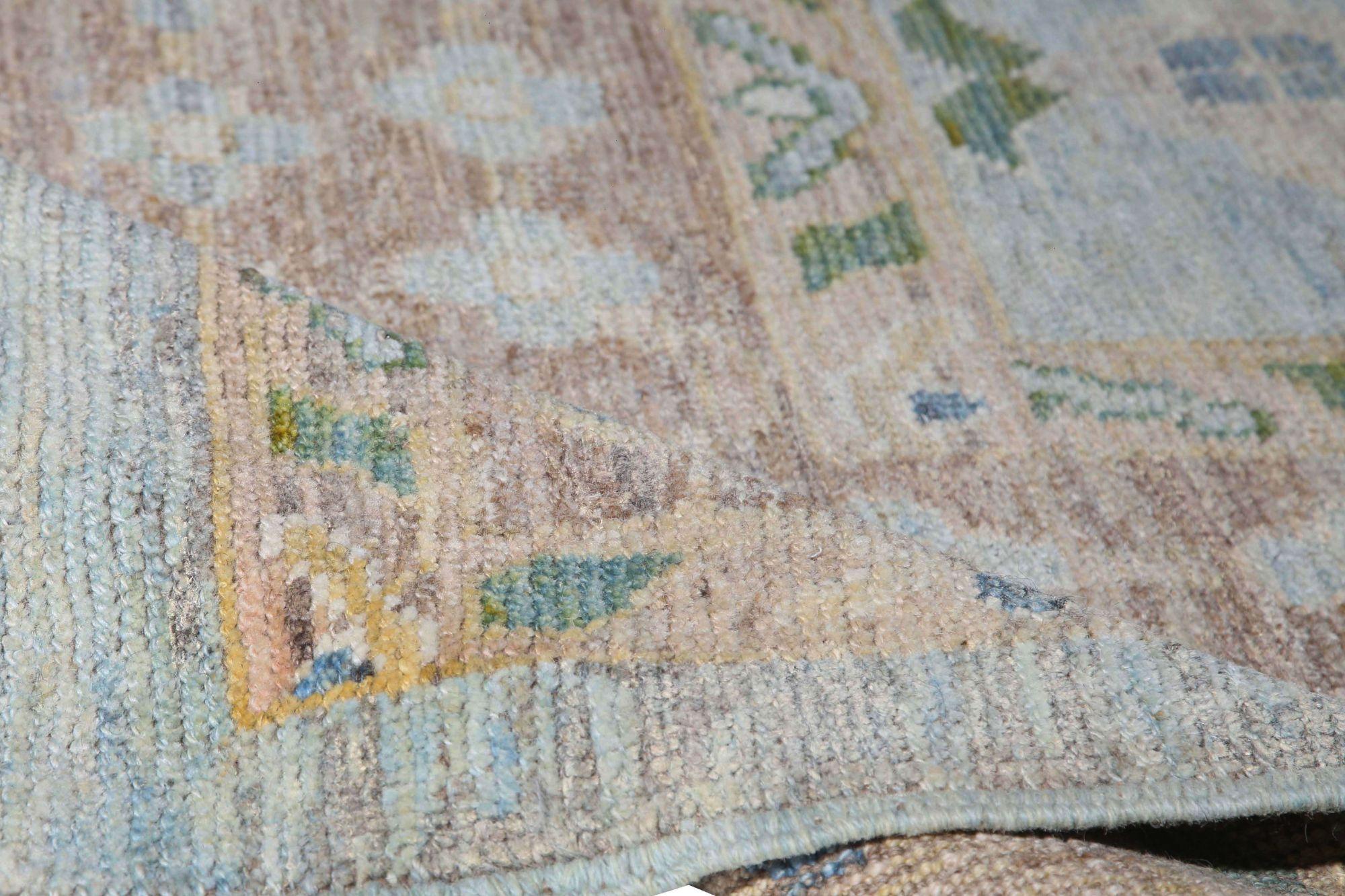 Scopri l'eleganza dell'Afghanistan Oushak con il tappeto over size CIRCA 1990. Progettato con lana e azzurro, questo design esclusivo è perfetto per valorizzare il tuo spazio.