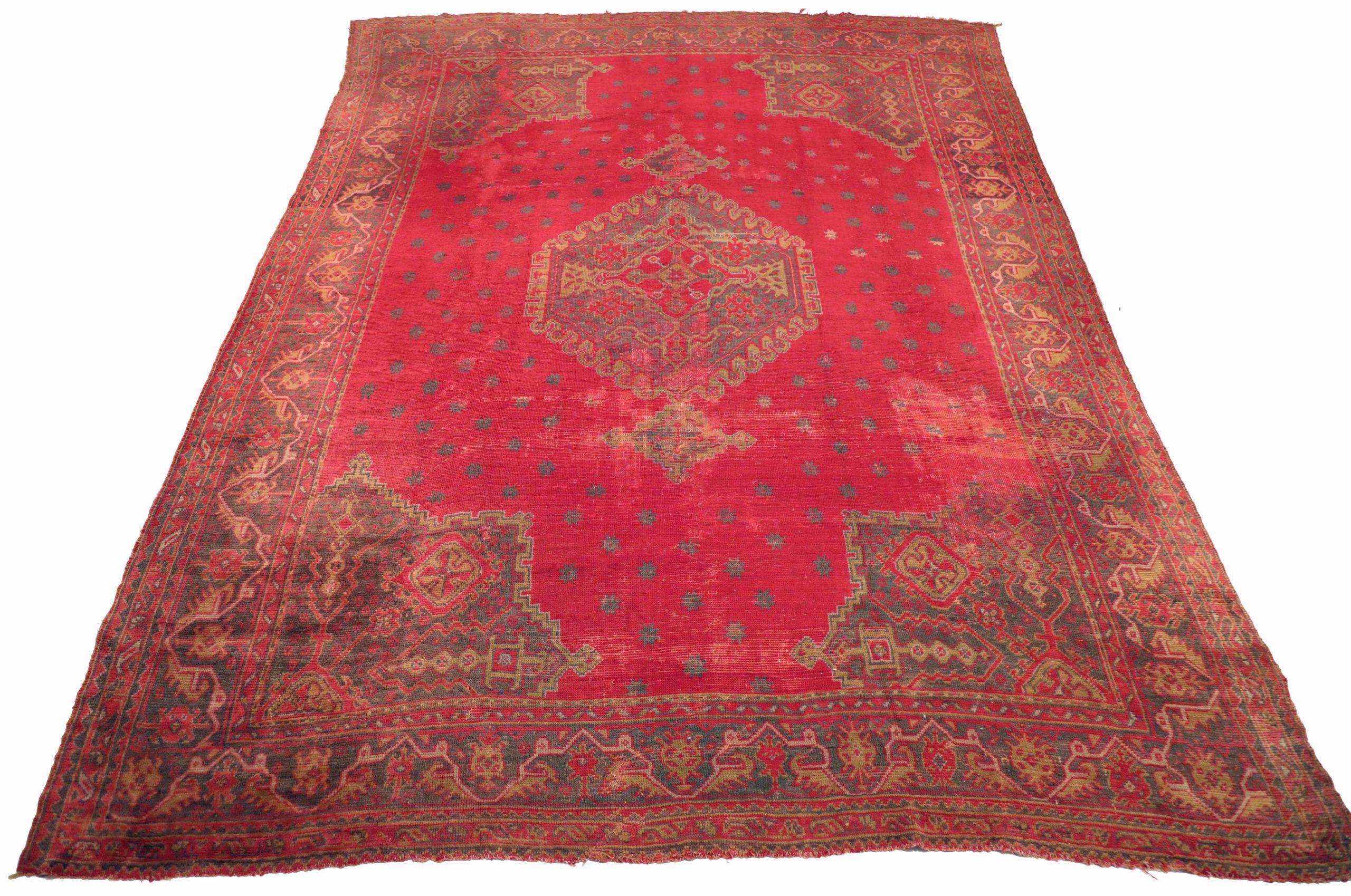 Entdecken Sie die Eleganz von Afghanistan Oushak mit einem übergroßen Teppich von CIRCA 1990. Dieses exklusive Design aus Wolle und Rot ist perfekt, um Ihren Raum zu verschönern.