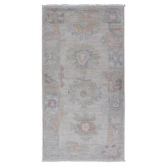 Alfombra Oushak de Afganistán con campo gris suave y motivos florales desteñidos