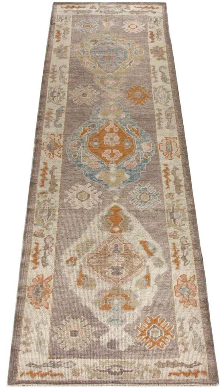 Scopri l'eleganza dell'Afghanistan Oushak con il tappeto runner CIRCA 1990. Progettato con lana e blu-marrone-avorio-arancio, questo design esclusivo è perfetto per valorizzare il tuo spazio.