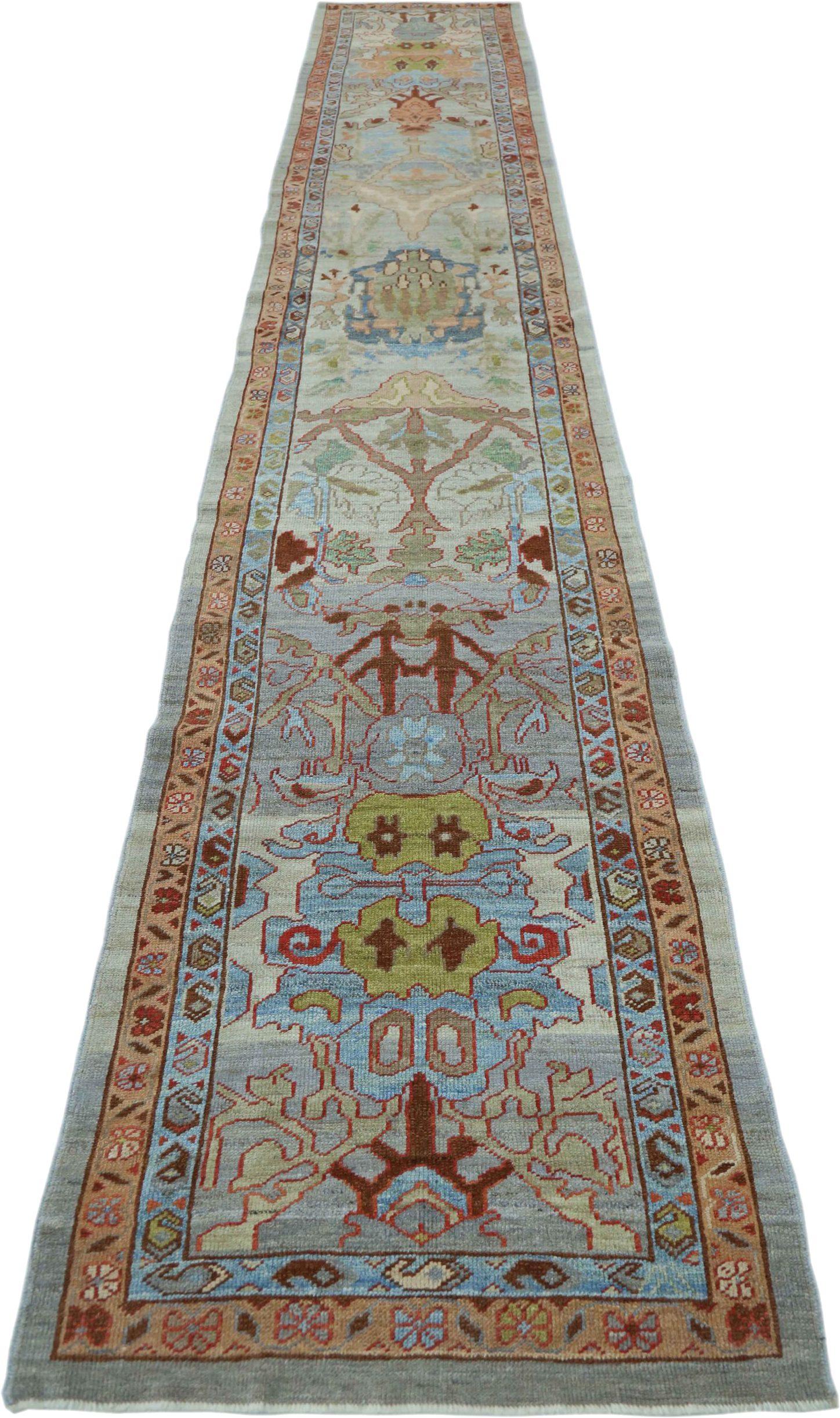Entdecken Sie die Eleganz von Afghanistan Oushak mit dem Läufer Circa 1990. Dieses exklusive Design mit Wolle und BlueGreenPink ist perfekt, um Ihren Raum zu verschönern.