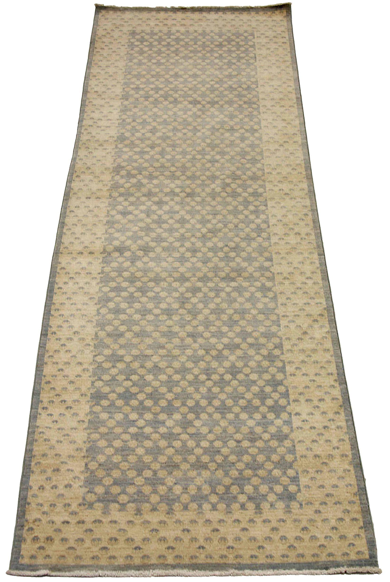 Entdecken Sie die Eleganz von Afghanistan Oushak mit dem Läufer Circa 1990. Dieses exklusive Design aus Wolle und Blau-Elfenbein eignet sich perfekt, um Ihren Raum zu verschönern.