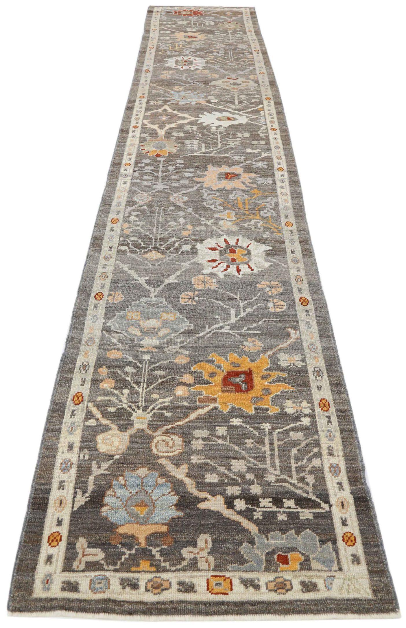 Entdecken Sie die Eleganz von Afghanistan Oushak mit dem Läufer Circa 1990. Dieses exklusive Design aus Wolle und Braun-Elfenbein ist perfekt, um Ihren Raum zu verschönern.