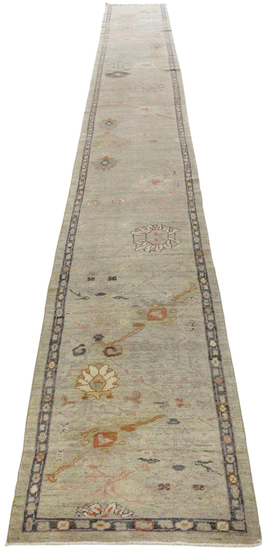Entdecken Sie die Eleganz von Afghanistan Oushak mit dem Läufer Circa 1990. Dieses exklusive Design aus Wolle und Braun-Elfenbein ist perfekt, um Ihren Raum zu verschönern.