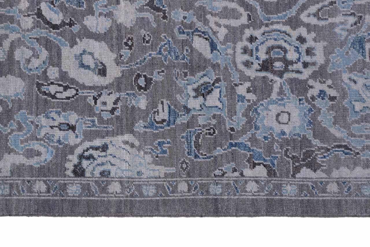 Entdecken Sie die Eleganz von Afghanistan Oushak mit dem Läufer Circa 1990. Dieses exklusive Design aus Wolle und Braun-Elfenbein ist perfekt, um Ihren Raum zu verschönern.