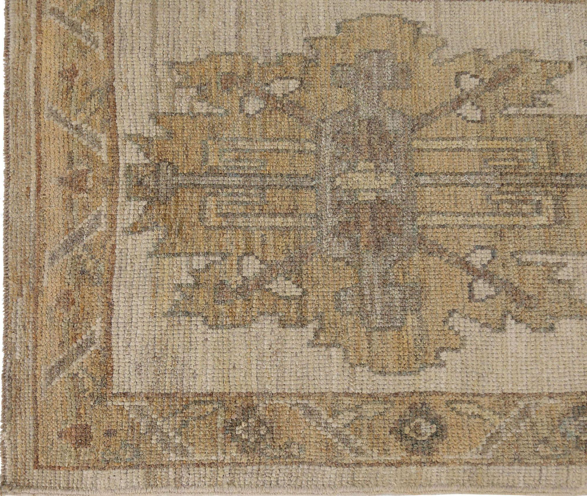 Entdecken Sie die Eleganz von Afghanistan Oushak mit dem Läufer Circa 1990. Dieses exklusive Design aus Wolle und Braun-Elfenbein ist perfekt, um Ihren Raum zu verschönern.