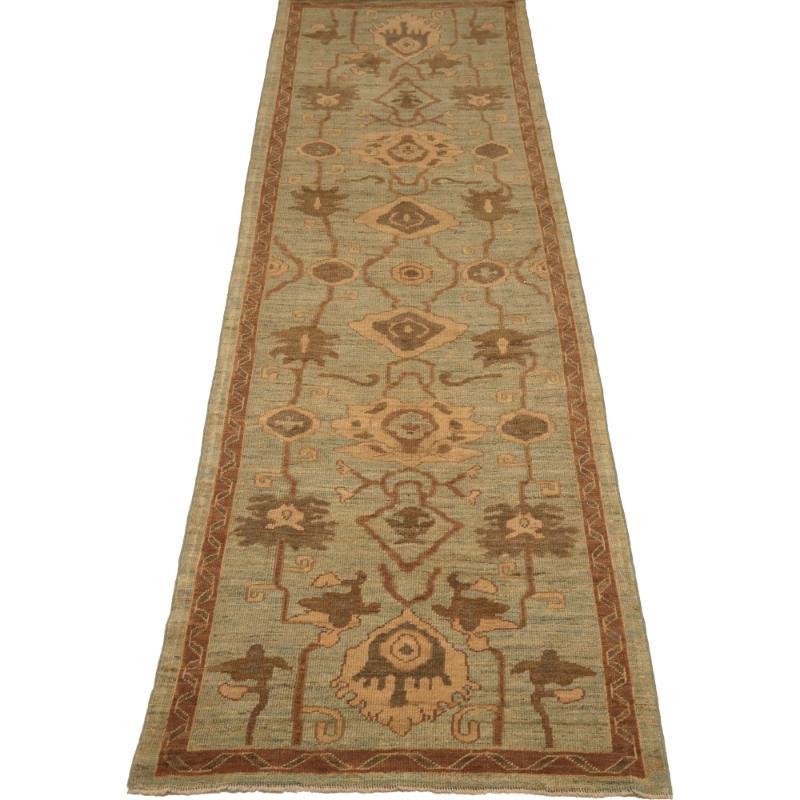 Entdecken Sie die Eleganz von Afghanistan Oushak mit dem Läufer Circa 1990. Dieses exklusive Design aus Wolle in den Farben Braun, Elfenbein und Hellblau ist perfekt, um Ihren Raum zu verschönern.
